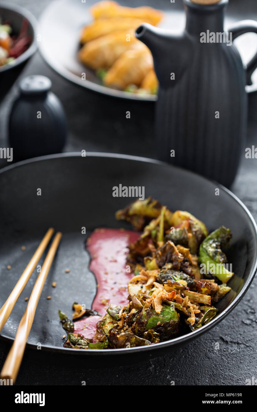 Fried i cavoletti di Bruxelles in stile asiatico Foto Stock