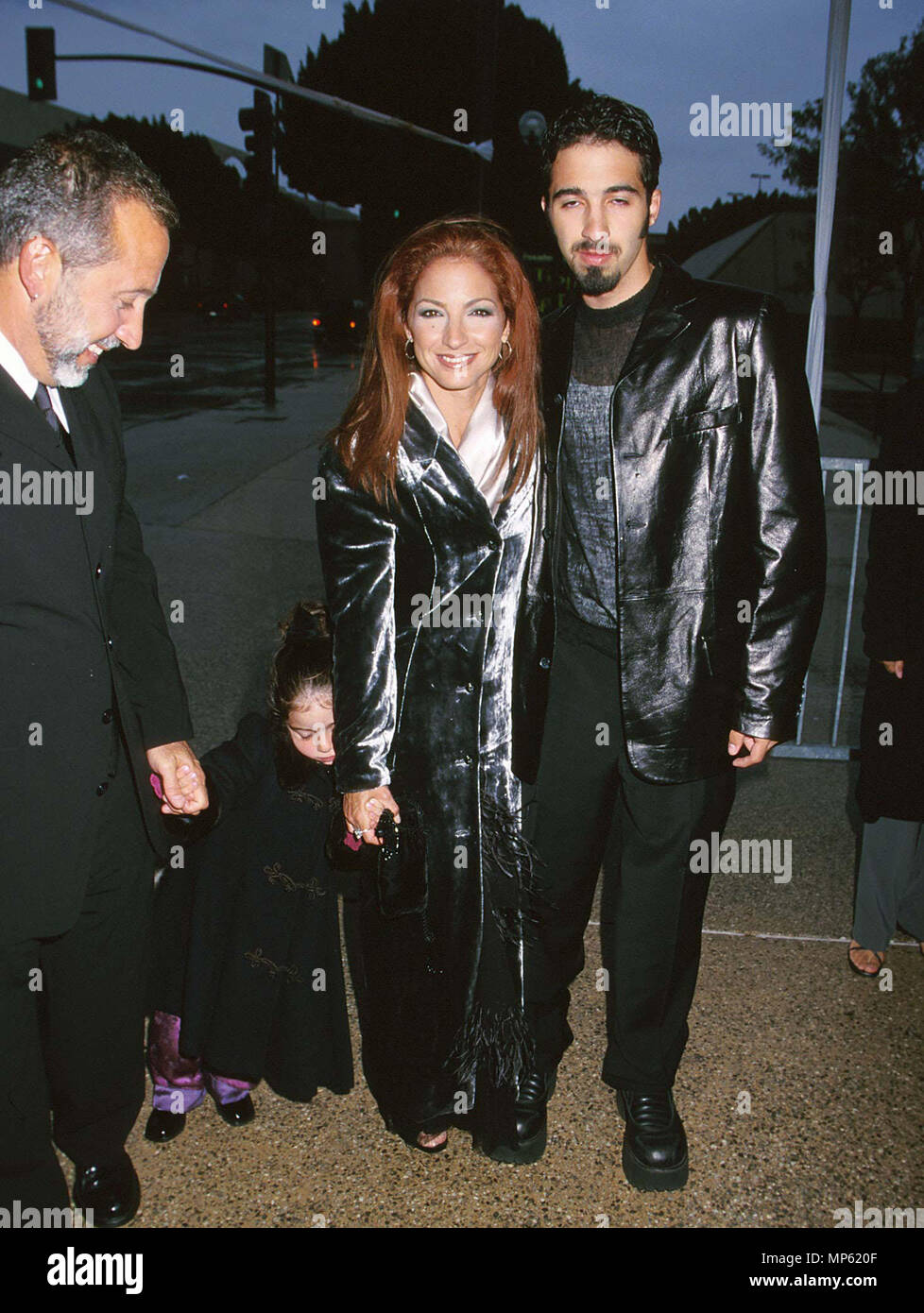 Estefan,Gloria,figlio+(husb.+daug.Estefan,Gloria,figlio+(husb.+daug. Evento nella vita di Hollywood - California, tappeto rosso Evento, STATI UNITI D'AMERICA, industria cinematografica, celebrità, fotografia, Bestof, arte cultura e intrattenimento, Topix celebrità moda, migliori della vita di Hollywood, evento nella vita di Hollywood - California, moquette rossa e dietro le quinte, movie celebrità, personaggi televisivi, musica celebrità, Topix, Bestof, arte cultura e intrattenimento, verticale, una persona, fotografia, tre quarti, 1993-1999, inchiesta tsuni@Gamma-USA.com , Tsuni Credito / STATI UNITI D'AMERICA, === Red Carpet Event, USA, industria cinematografica, celebrità, Pho Foto Stock