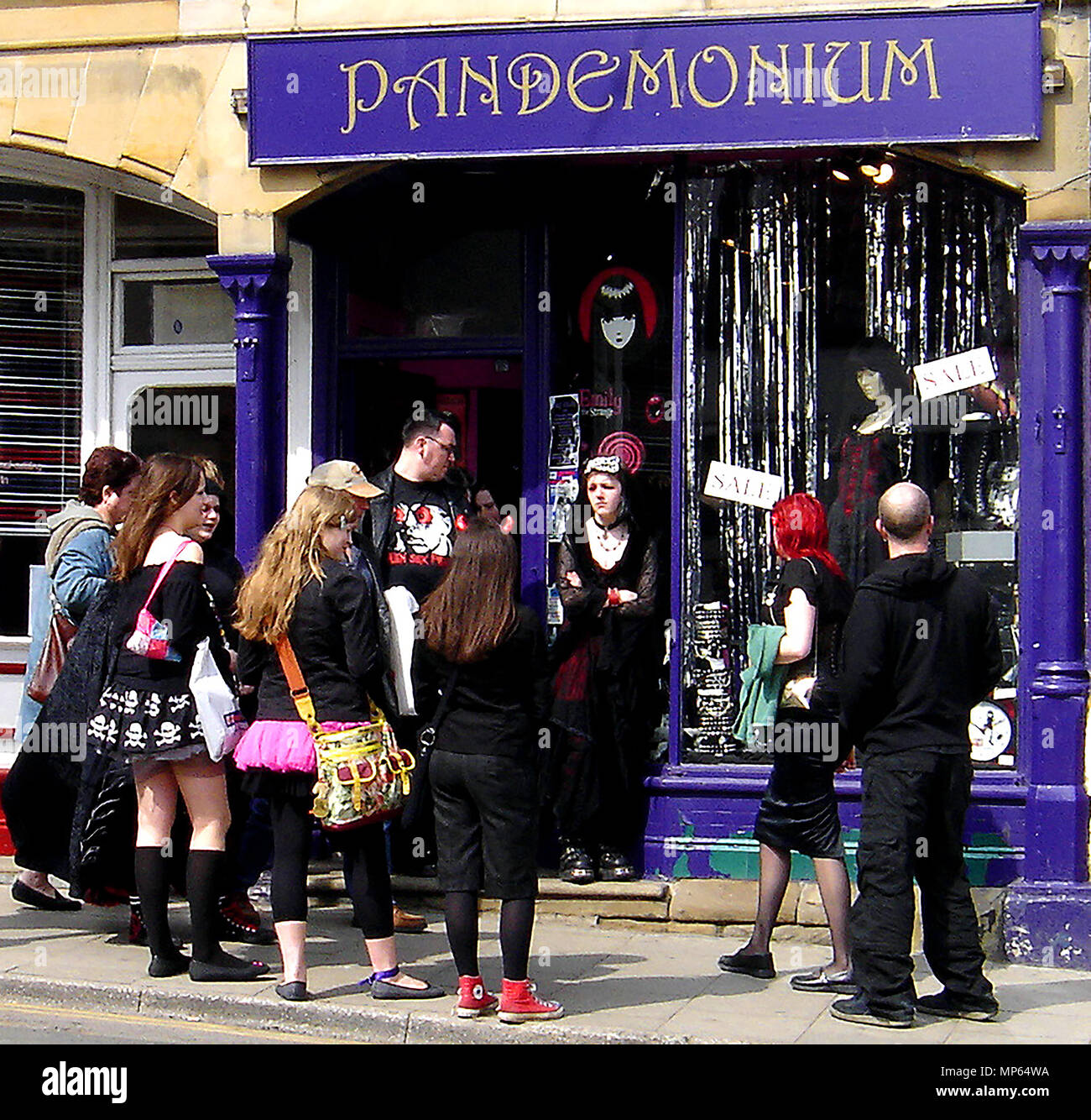 PANDEMONIUM - la gente in costume si raccolgono al di fuori di un tema gotico shop durante l'annuale festival gotico a Whitby, Yorkshire Regno Unito. Foto Stock