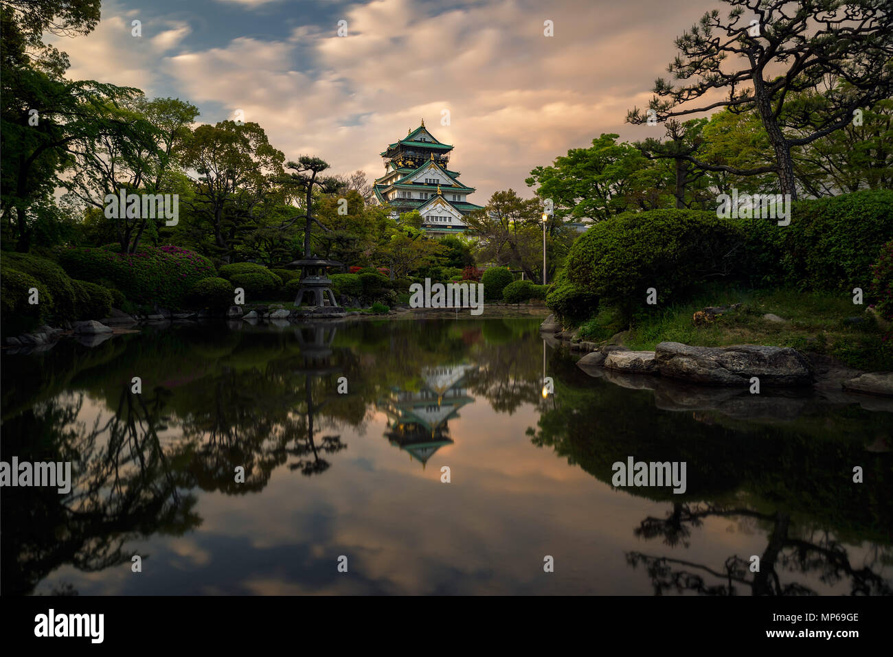 Il castello di Osaka al tramonto dai giardini Foto Stock