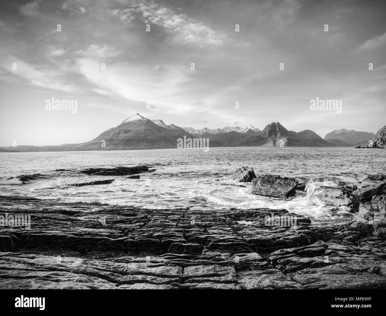 Rocce vicino Elgol, Loch Scavaig, Isola di Skye in Scozia. Caldi colori del tramonto nella fredda sera di febbraio. Fotografi popolare destinazione. Foto Stock