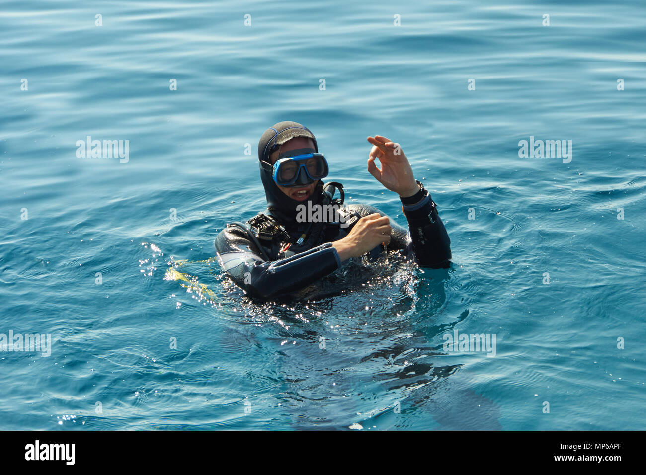 Scuba Diver sulla superficie del mare Adriatico in Croazia. Orizzonte su acqua. Foto Stock