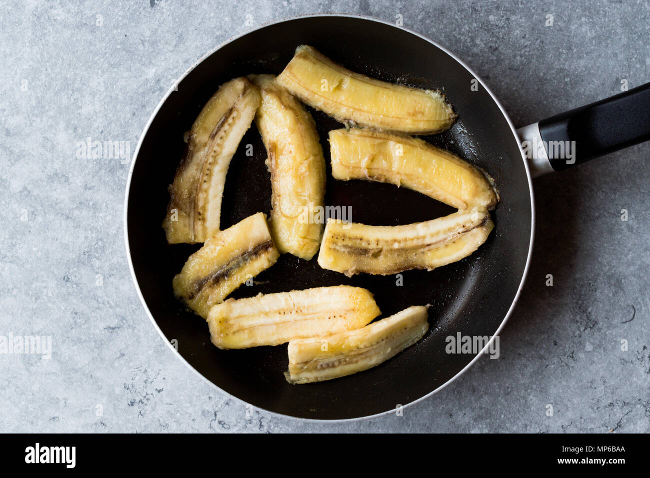 In casa saltata di banane fritte in padella. Alimenti biologici. Foto Stock