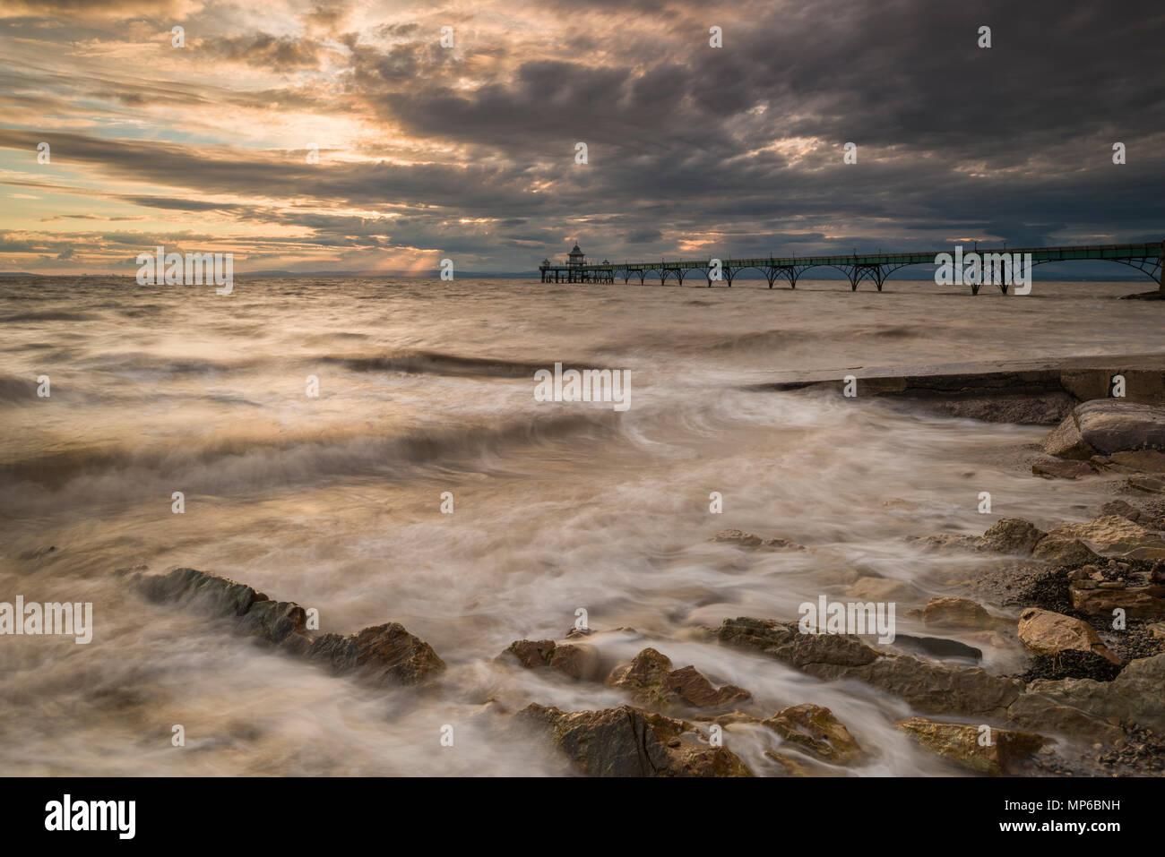 Il molo vittoriano in Severn Estuary di Clevedon, North Somerset, Inghilterra. Foto Stock
