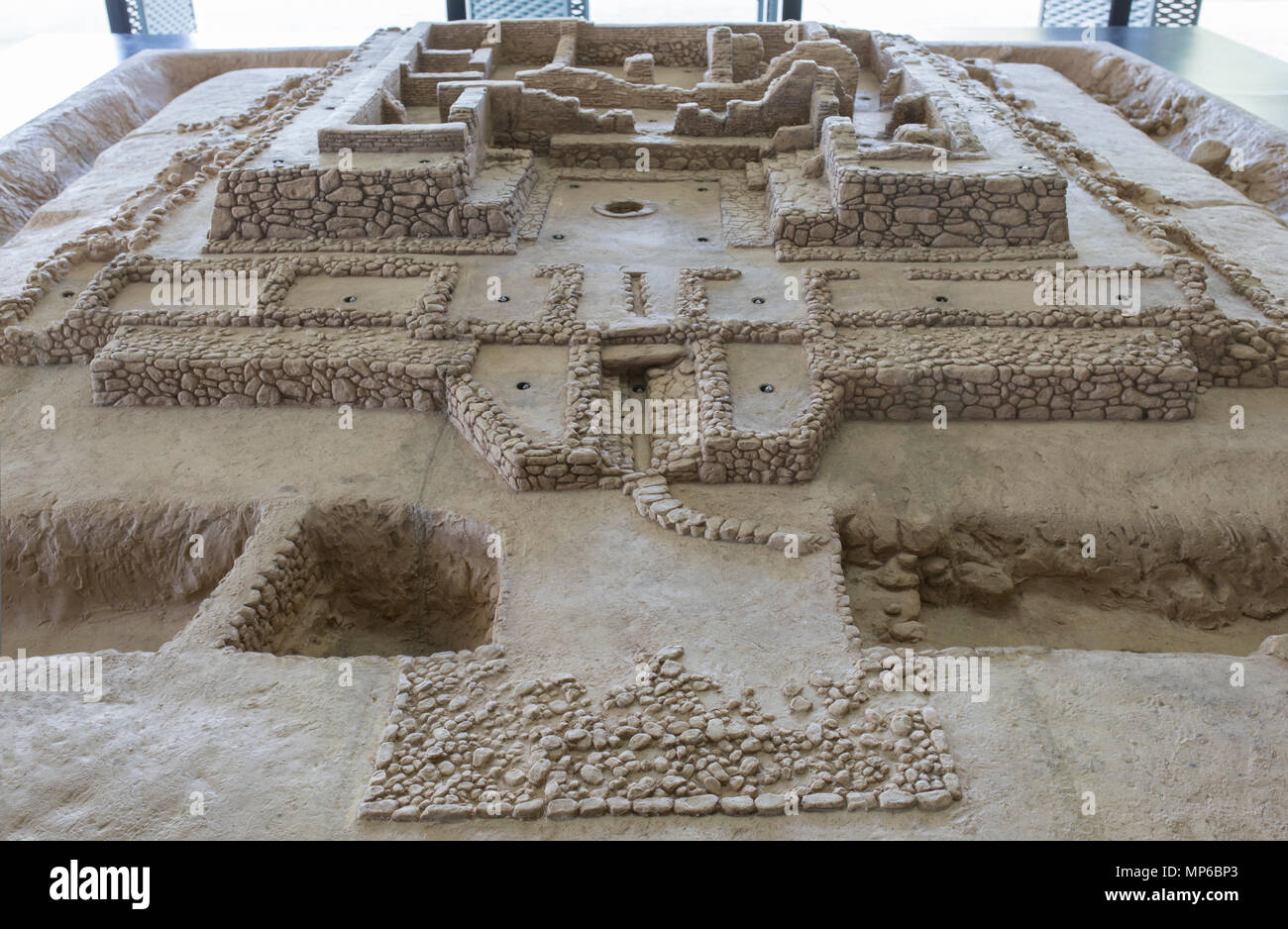 Zalamea De La Serena, Spagna - Aprile 28th, 2018: modello in scala del Cancho Roano sito archeologico, zalamea de la Serena, Badajoz, Spagna Foto Stock