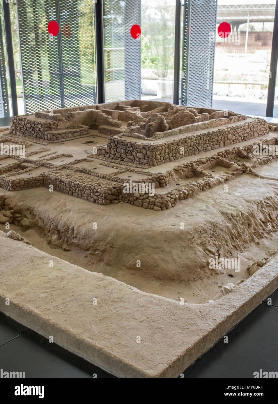 Zalamea De La Serena, Spagna - Aprile 28th, 2018: modello in scala del Cancho Roano sito archeologico, zalamea de la Serena, Badajoz, Spagna Foto Stock