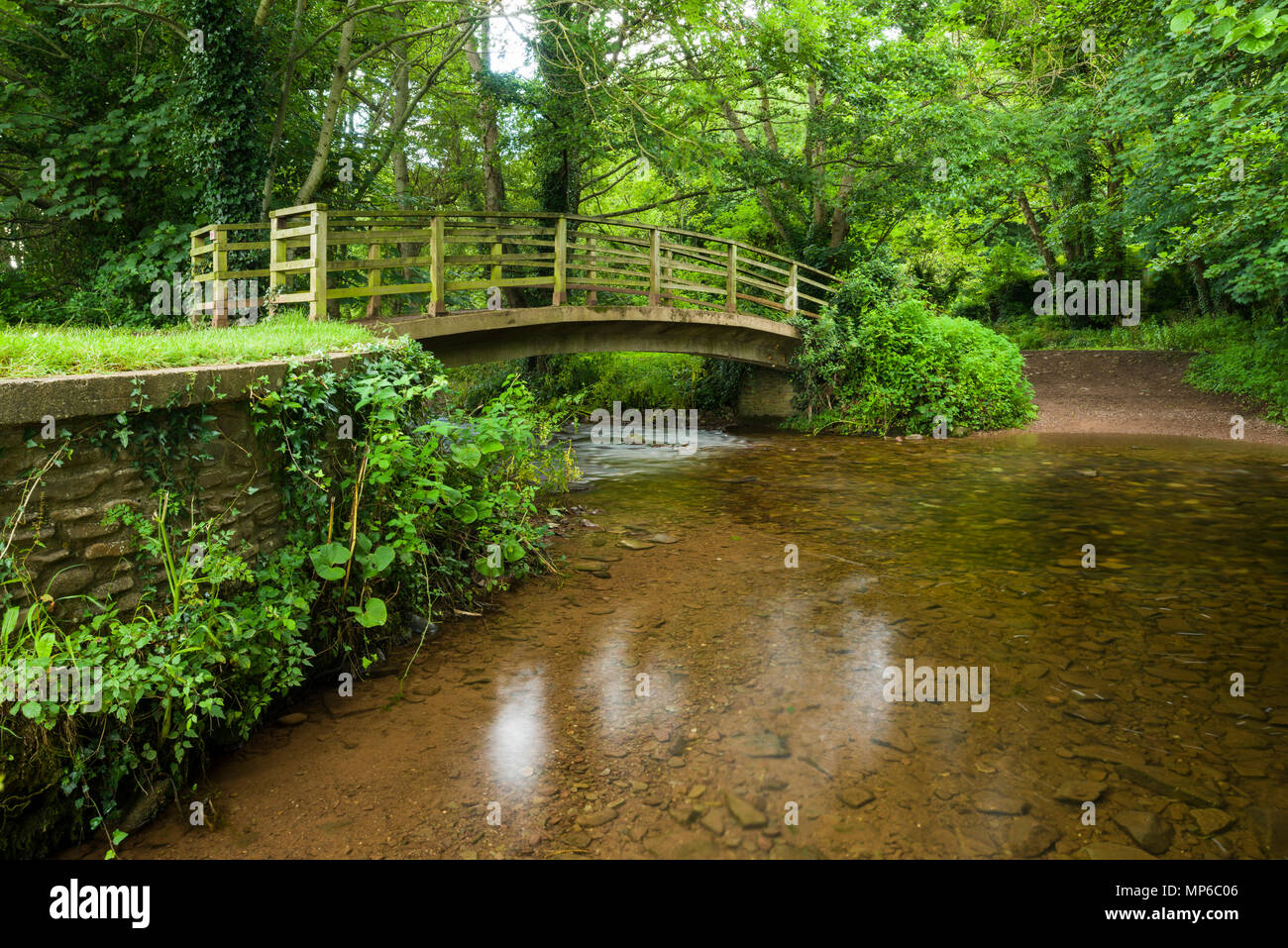 North Bridge e Ford su Horner acqua a Bossington nel Parco Nazionale di Exmoor, Somerset, Inghilterra. Foto Stock