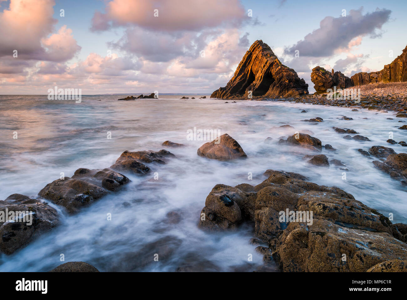 Blackchurch Rock al mulino di bocca sulla North Devon Heritage costa vicino Clovelly, Inghilterra. Foto Stock