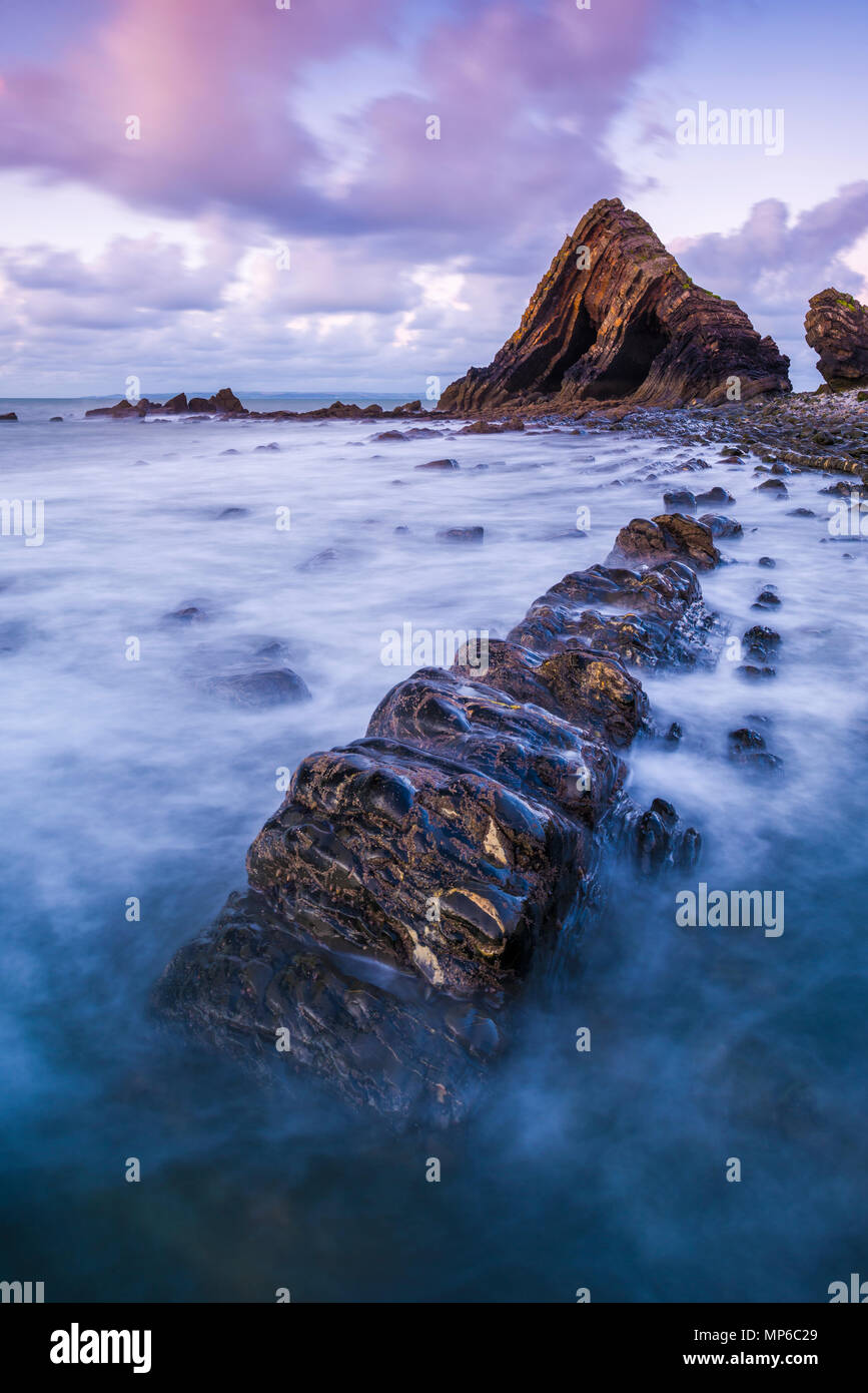 Blackchurch Rock al mulino di bocca sulla North Devon Heritage costa vicino Clovelly, Inghilterra. Foto Stock