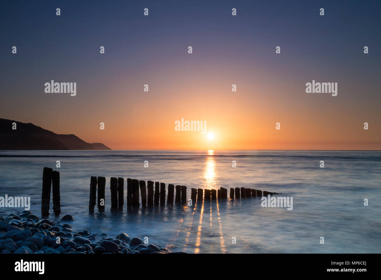 Tramonto sulla baia di Porlock da Bossington Beach, Porlock, Somerset, Regno Unito Foto Stock