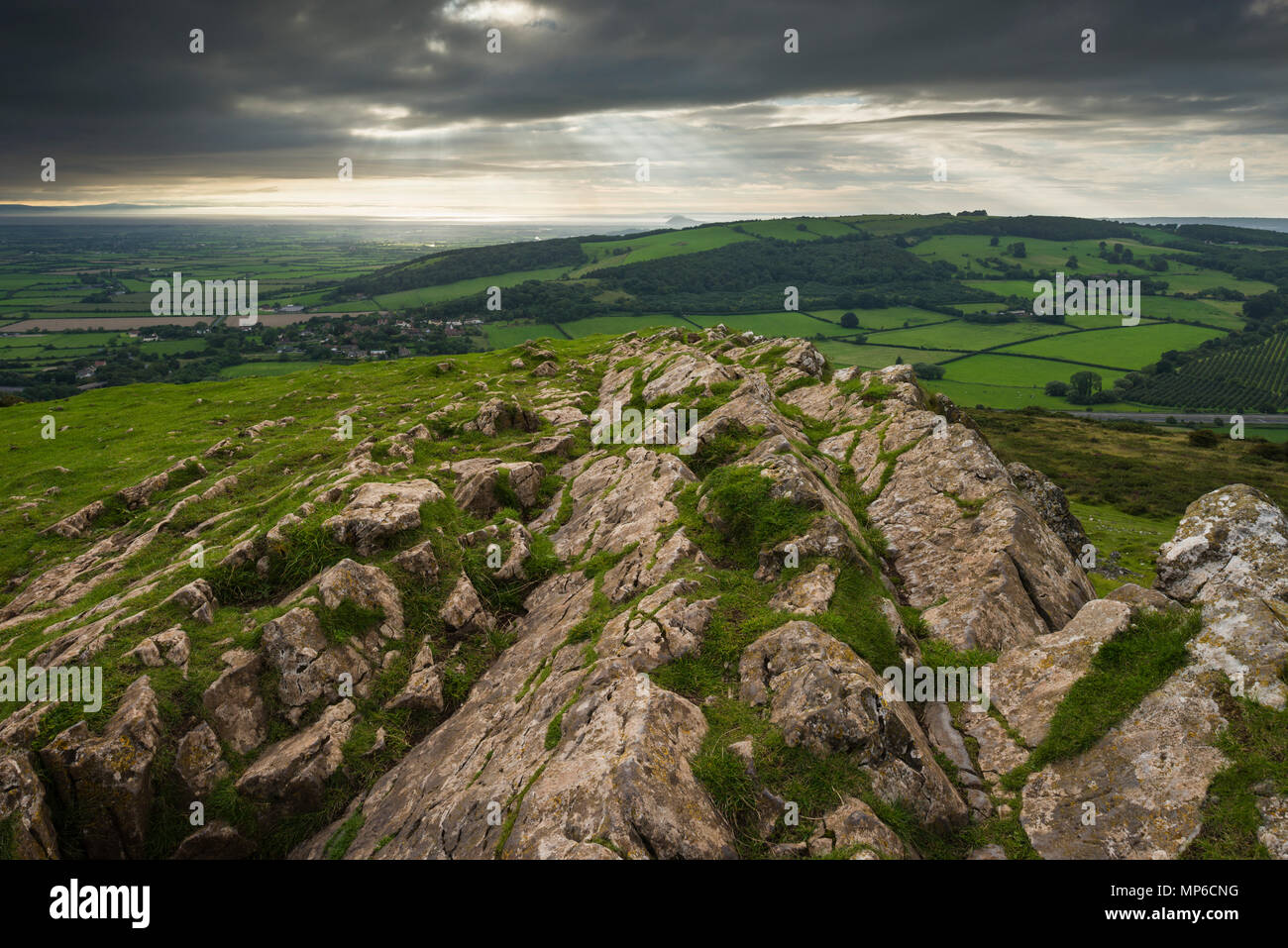 L affioramento di calcare a Crook picco sul Mendip Hills vicino a Compton Vescovo, Somerset, Inghilterra. Foto Stock