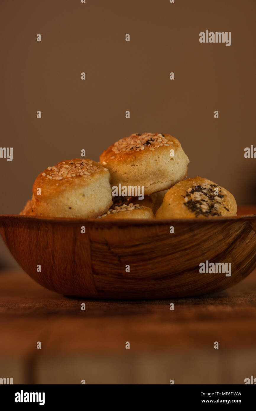 Pasticcini con sesamo e origano servito in tazza di bambù Foto Stock