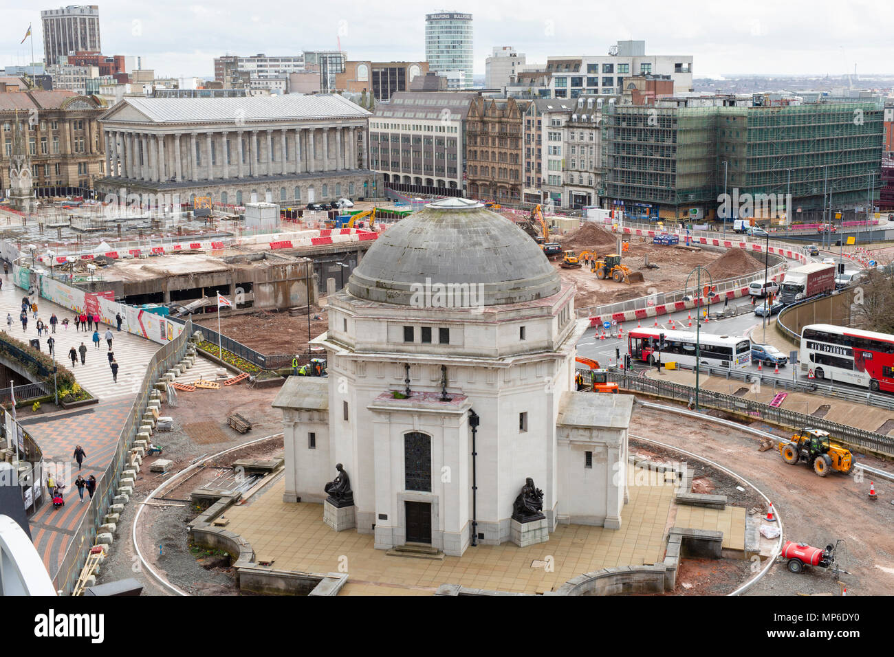 Lavori di costruzione attorno alla Sala della memoria in Centenary Square, Birmingham. La vista è la Biblioteca di Birmingham. Foto Stock