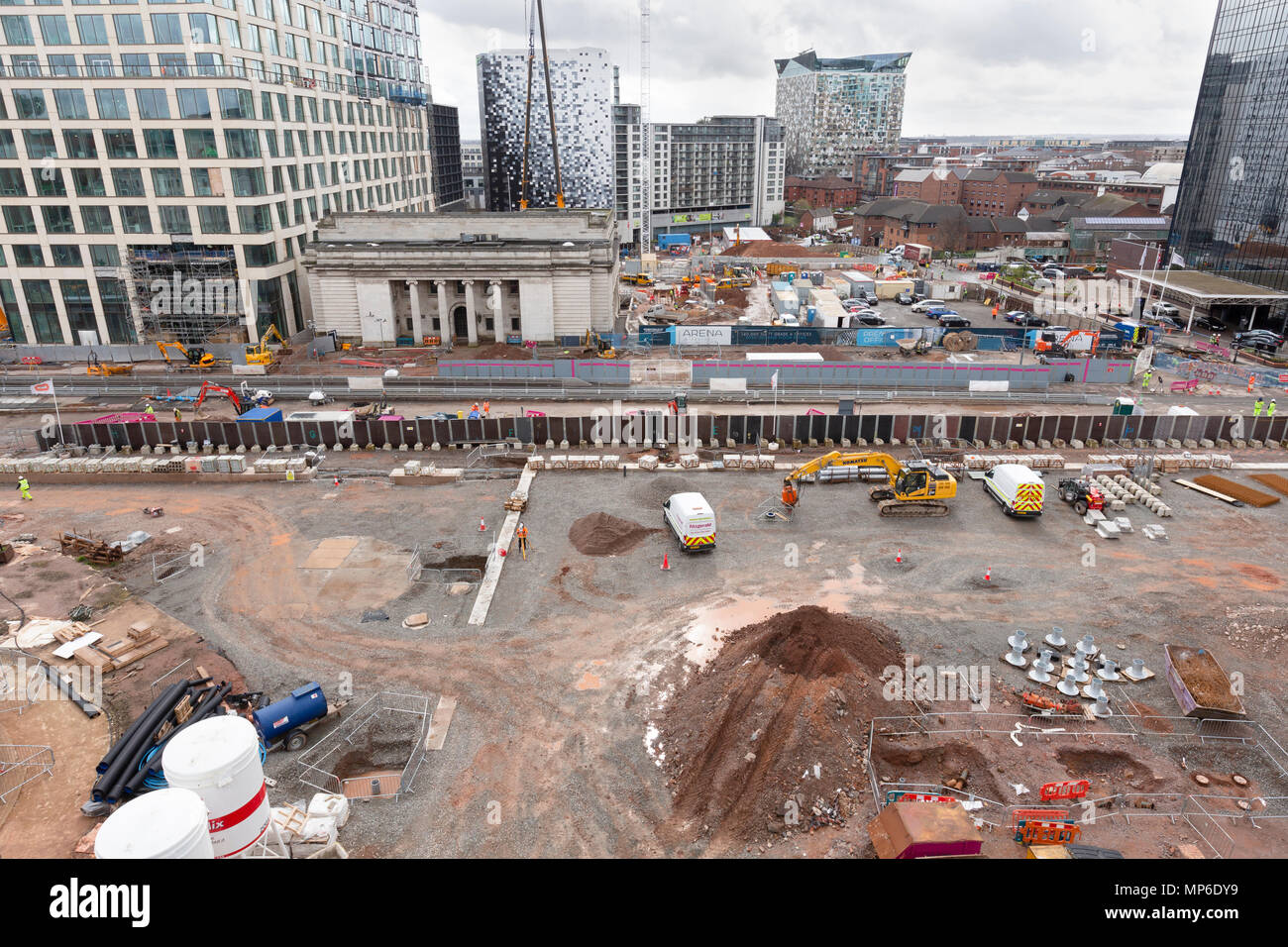 Lavori di costruzione in Centenary Square, Birmingham. La vista è la Biblioteca di Birmingham. Foto Stock