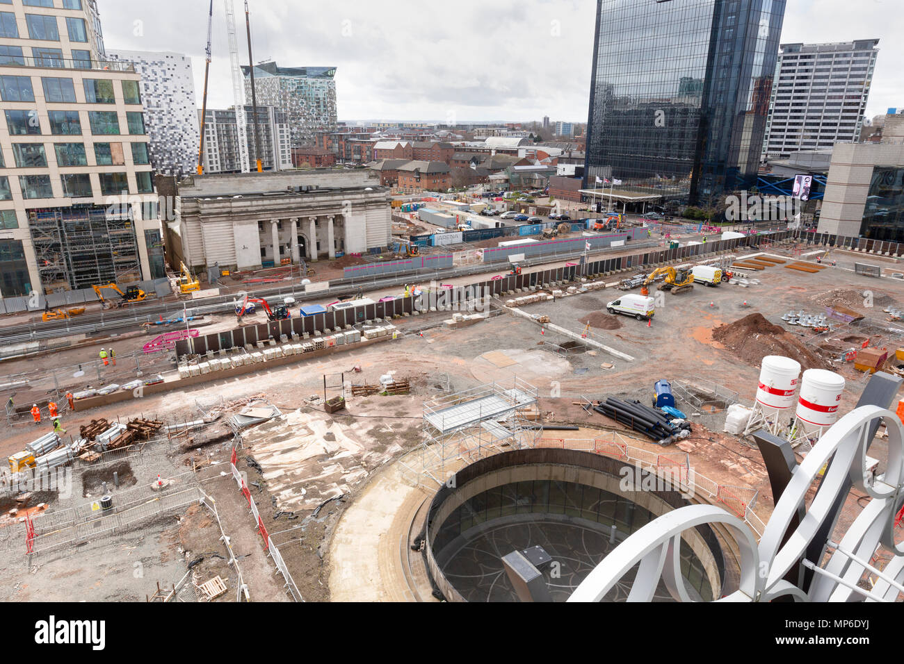 Lavori di costruzione in Centenary Square, Birmingham. La vista è la Biblioteca di Birmingham. Foto Stock