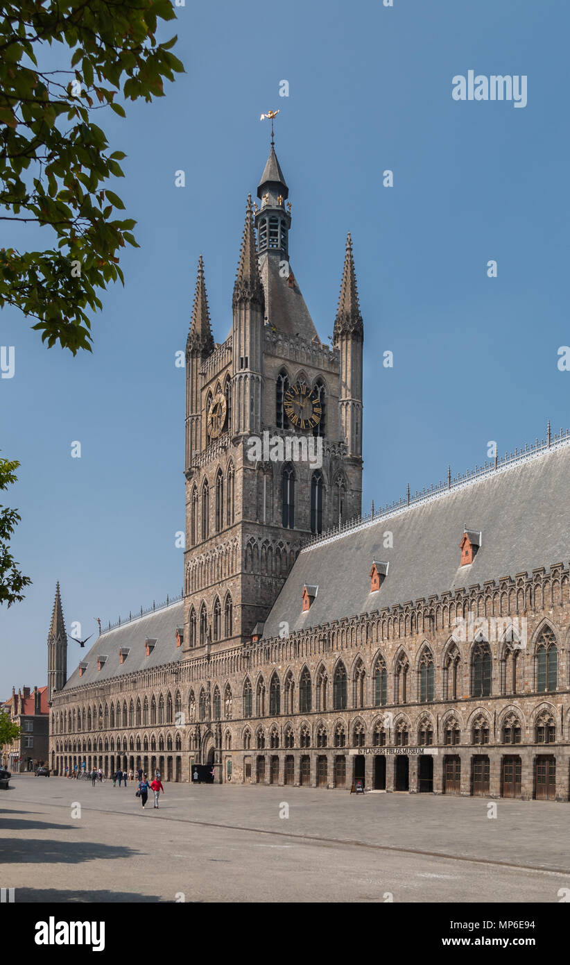 Ypres, Belgio - Maggio 20, 2018: vista del panno hall sulla piazza principale. Foto Stock