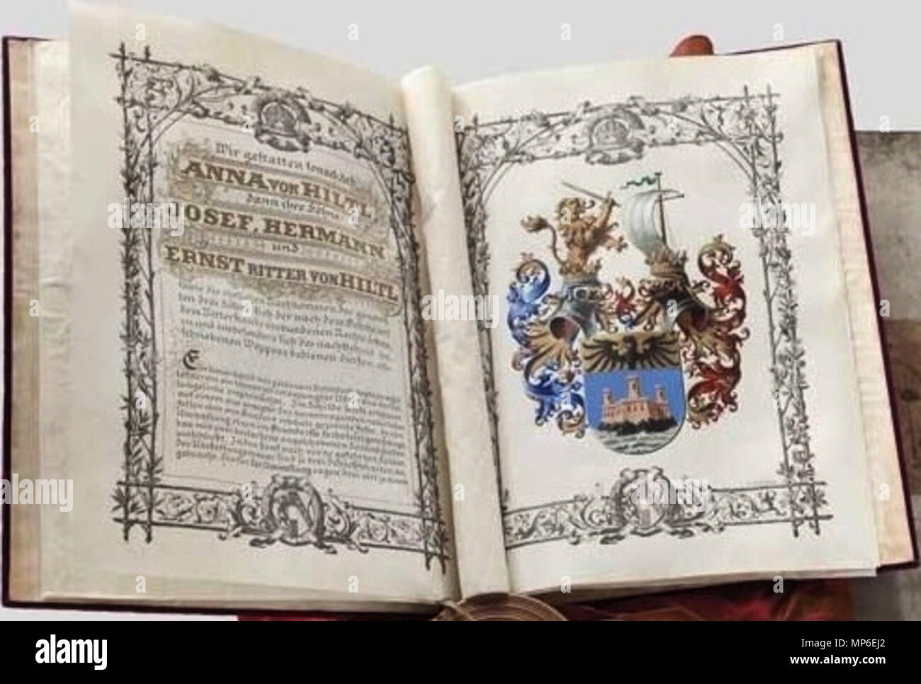 . Deutsch: Ritterstandsdiplom von Franz Joseph I. (Kaiser von Österreich 1848-1916) für den Oberlieutenant des Infanterieregiments Nr. 47 Hermann [Ritter von] Hiltl (1872-1930) sowie dessen Mutter Anna und seine Brüder Josef und Ernst. Ausgestellt Wien, 21. Oktober 1903, mit eigenhändiger Unterschrift des Kaiser, Gegenzeichnungen des Ministerpräsidenten Ernest von Koerber und des Ministerialrats Stefan Freiherr von Kriegs-Au. Pergamentlibell, 8 Seiten, teilvergoldete Kalligraphie, teilweise gedruckte Bordüre, farbige Wappendarstellung. Violetter Samteinband (formato 38 x 29,5 cm) mit goldgeprä Foto Stock