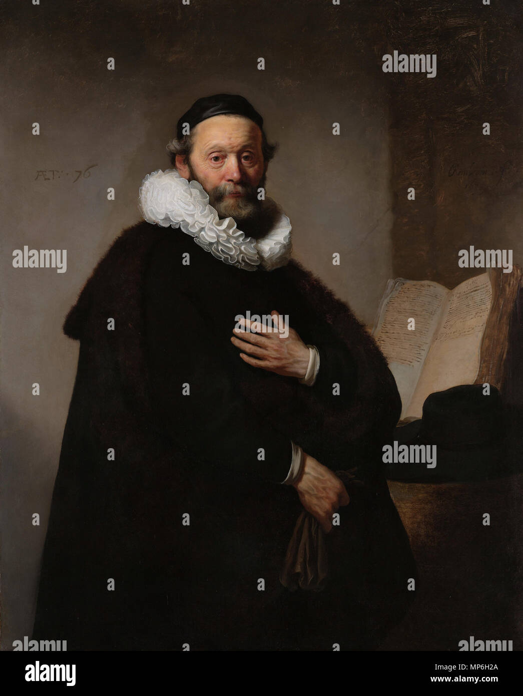Johannes Wtenbogaert *olio su tela *130 x 103 cm *firmato t.r.: Rembrandt Ft. / 1633 *inscritto t.l.: AET:· 76 Ritratto di Johannes Wtenbogaert. Ritratto di Johannes Wtenbogaert (1557-1644), ministro remonstrant, all'età di 76. In piedi a metà lunghezza, guanti nella sua mano destra e la mano sinistra sul suo petto. A destra un libro aperto si erge contro il muro. Di fronte ad esso un ampio cerchiati di black hat è collocato. 1633. 730 Johannes Wtenbogaert da Rembrandt van Rijn Foto Stock