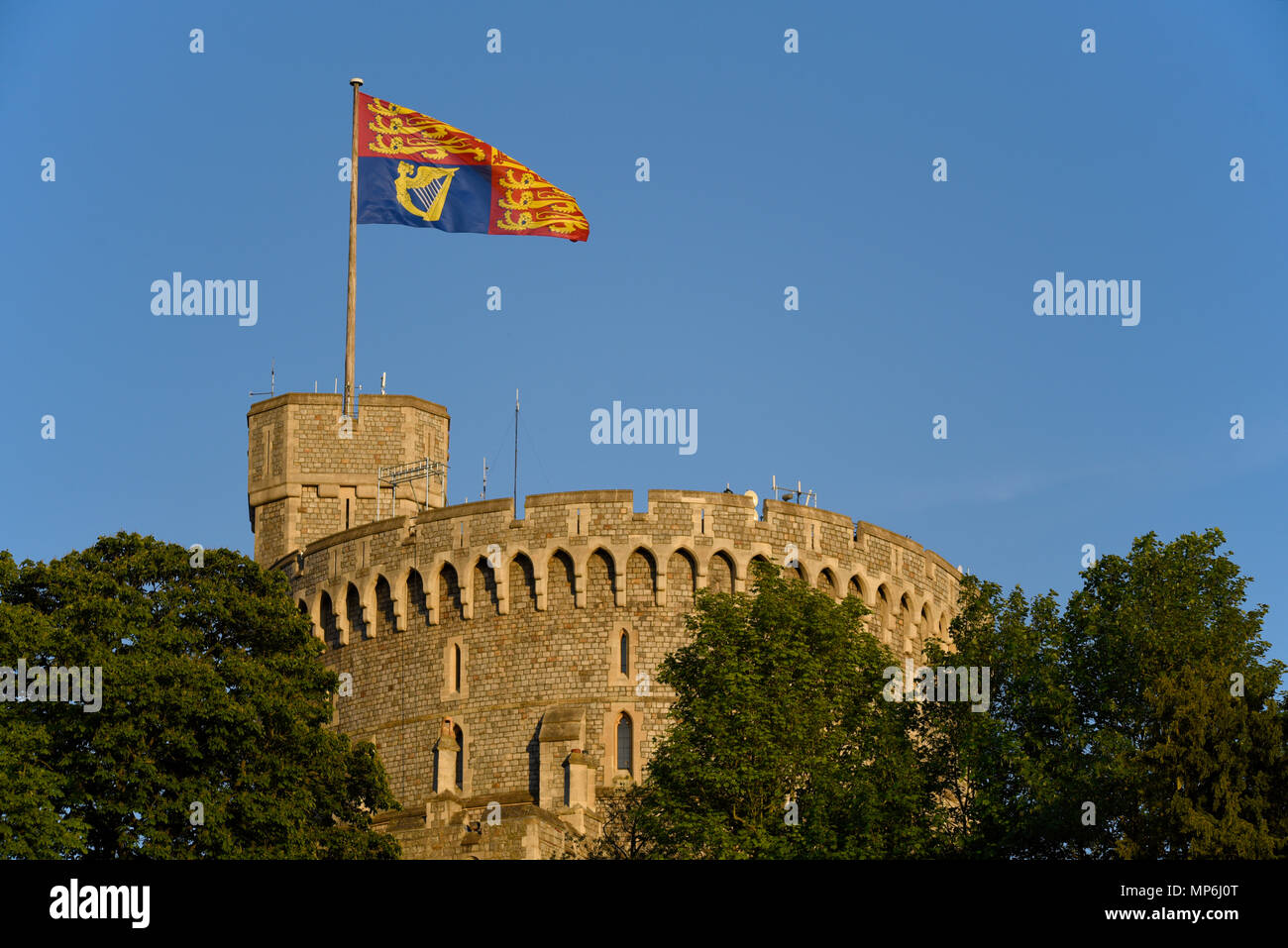 Royal Standard sorvolando il Castello di Windsor durante le nozze reali di Meghan Markle e del Principe Harry. Cielo blu Foto Stock