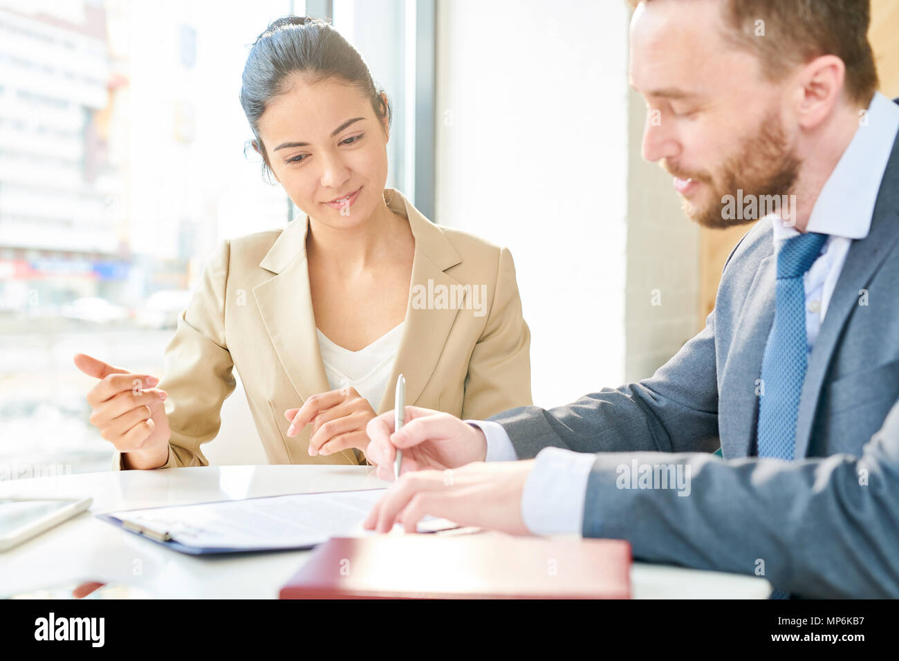 Successo giovane imprenditrice Client di riunione Foto Stock