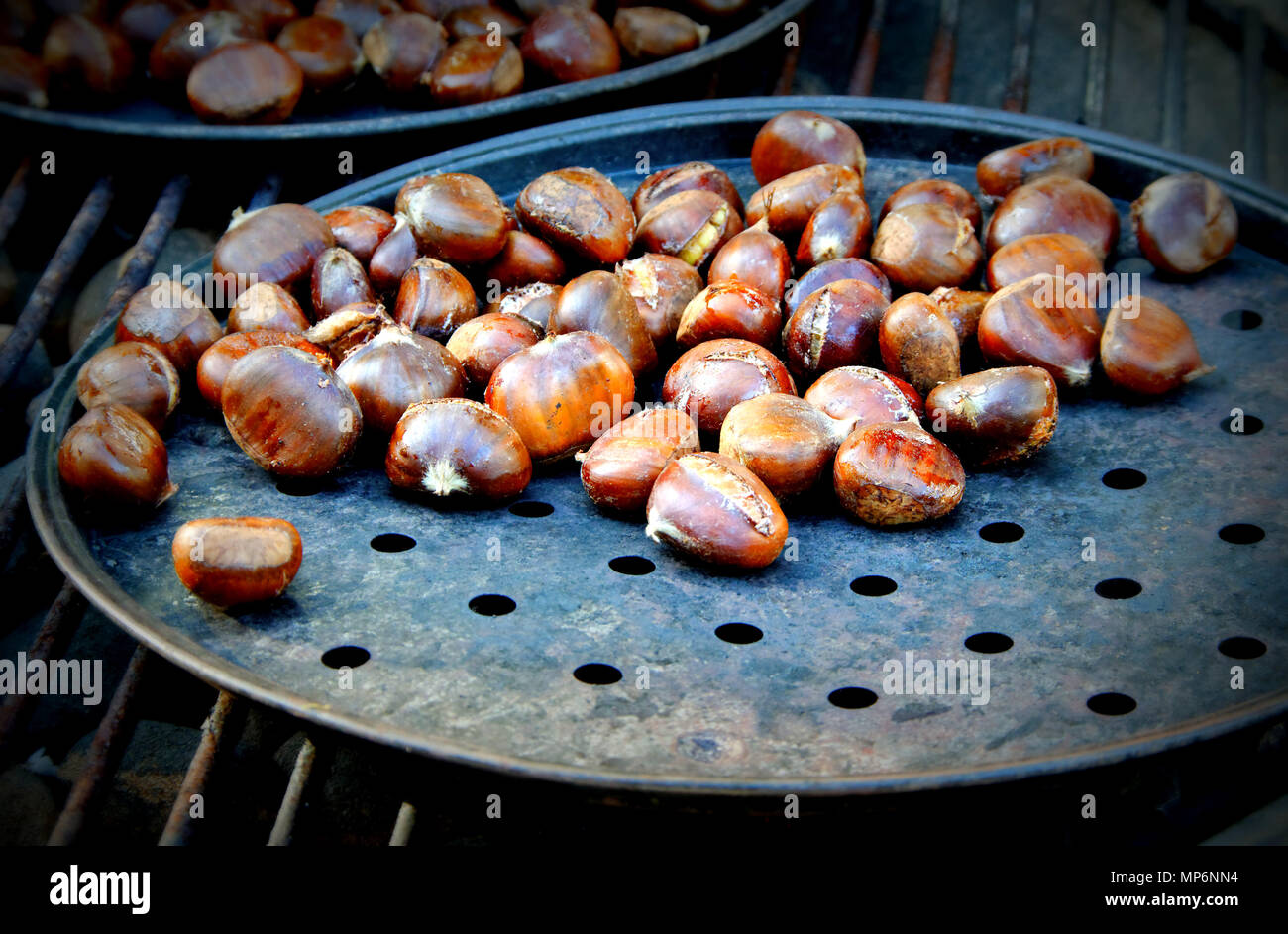 Close-Up del castagno sul Barbecue Grill Foto Stock