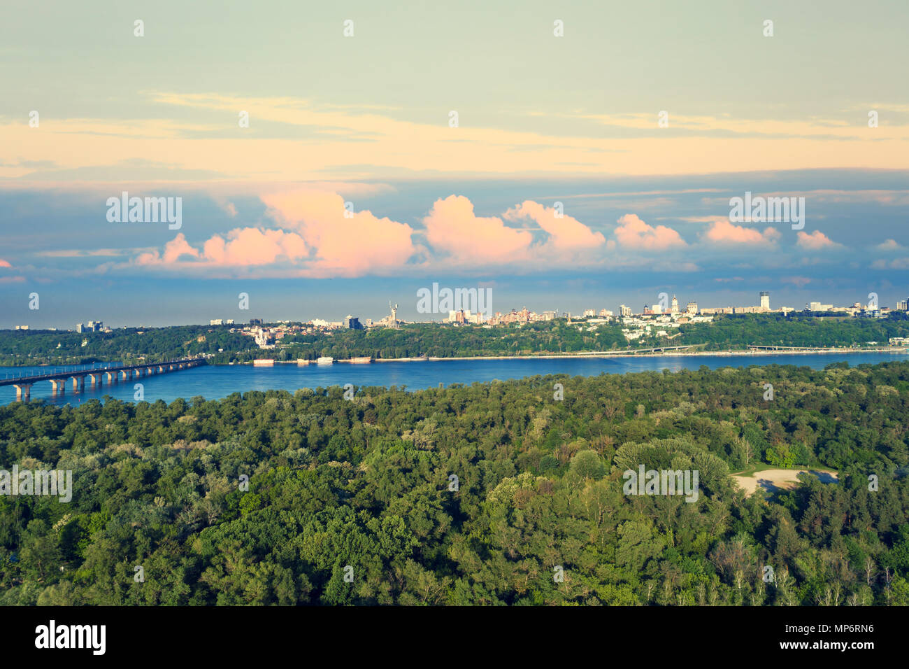 Skyline, città di Kiev in serata con un bellissimo cielo artistico. Vista la riva destra del Dniepr dalla riva sinistra Foto Stock