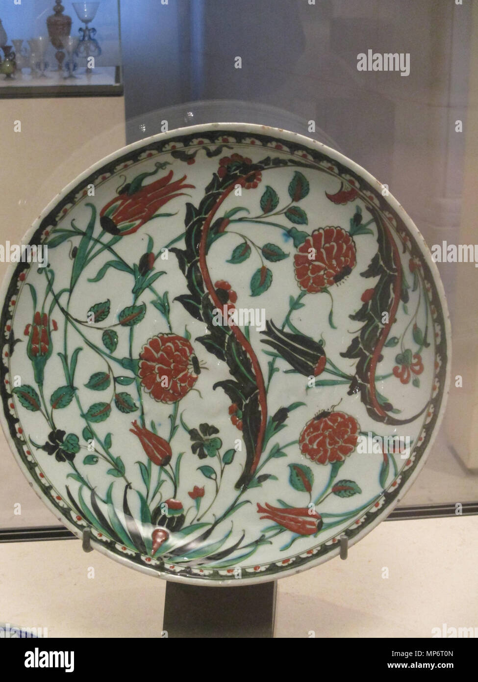 . Français : Coupe du XVIe siècle, Iznik, decor de tulipes, jacintes, oeillets, fleurs d'églantier, coll. Petit Palais di Parigi. Il XVI secolo. Céramique Iznik 680 Iznik Parigi Foto Stock