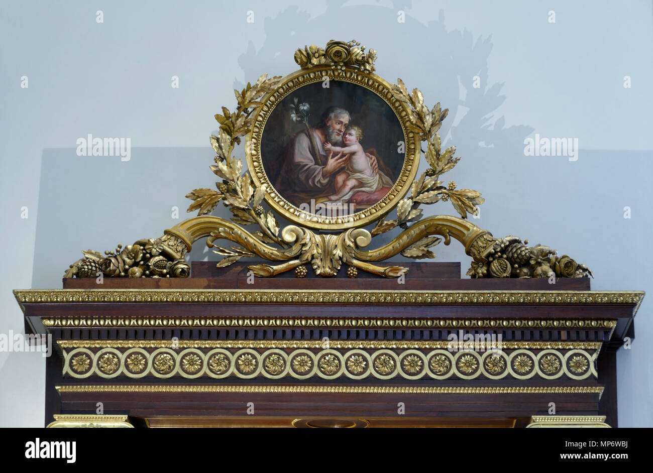 . L'Alsazia, Bas-Rhin, Rosheim, Église Saint-Étienne dite "Oberkirche' (XIIIe-XVIIIe) (PA00084908, IA00075639). Couronnement de l'autel secondaire 'St-Catherine d'Alexandrie" (1789) avec tableau 'Saint Joseph et l'enfant Jésus' (Jean-Jacques SORG, huile sur toile, 1807): Questo oggetto è classé Monument Historique in base Palissy, database del mobilio francese patrimonio del ministero francese della cultura, sotto i riferimenti PM67000771 e IM67001205. Brezhoneg | català | Deutsch | English | Español | Suomi | Français | Magyar | Italiano | Plattdüütsch | Português | +/- . Il 30 maggio 2017. © Foto Stock
