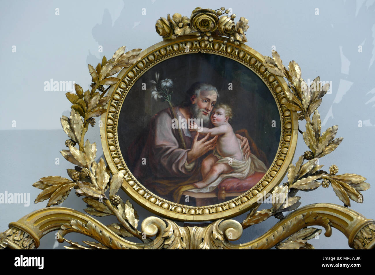 . L'Alsazia, Bas-Rhin, Rosheim, Église Saint-Étienne dite "Oberkirche' (XIIIe-XVIIIe) (PA00084908, IA00075639). Couronnement de l'autel secondaire 'St-Catherine d'Alexandrie" (1789) avec tableau 'Saint Joseph et l'enfant Jésus' (Jean-Jacques SORG, huile sur toile, 1807): Questo oggetto è classé Monument Historique in base Palissy, database del mobilio francese patrimonio del ministero francese della cultura, sotto i riferimenti PM67000771 e IM67001205. Brezhoneg | català | Deutsch | English | Español | Suomi | Français | Magyar | Italiano | Plattdüütsch | Português | +/- . Il 30 maggio 2017. © Foto Stock