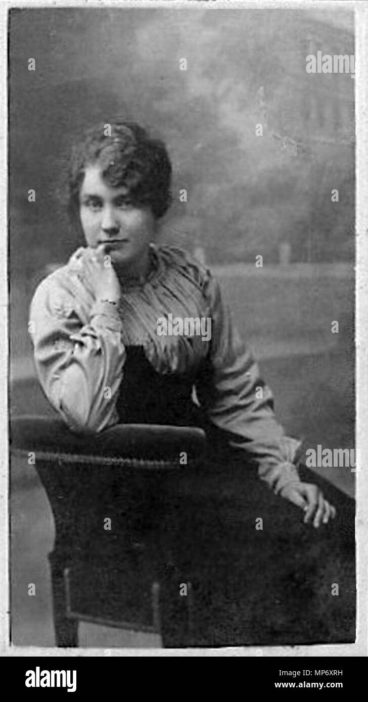 . Inglese: Ritratto di una giovane donna seduta su una poltrona, intorno al 1895 da Georges Penabert. Français : Ritratto d'une jeune Femme assise sur onu fauteuil, vers 1895 par Georges Penabert. circa del 1895. Georges Penabert (Parigi) photographe (Arudy, Pyrénées-Atlantiques, 1825 - Parigi, 1903). 718 Jeune femme par Georges Penabert (A) Foto Stock