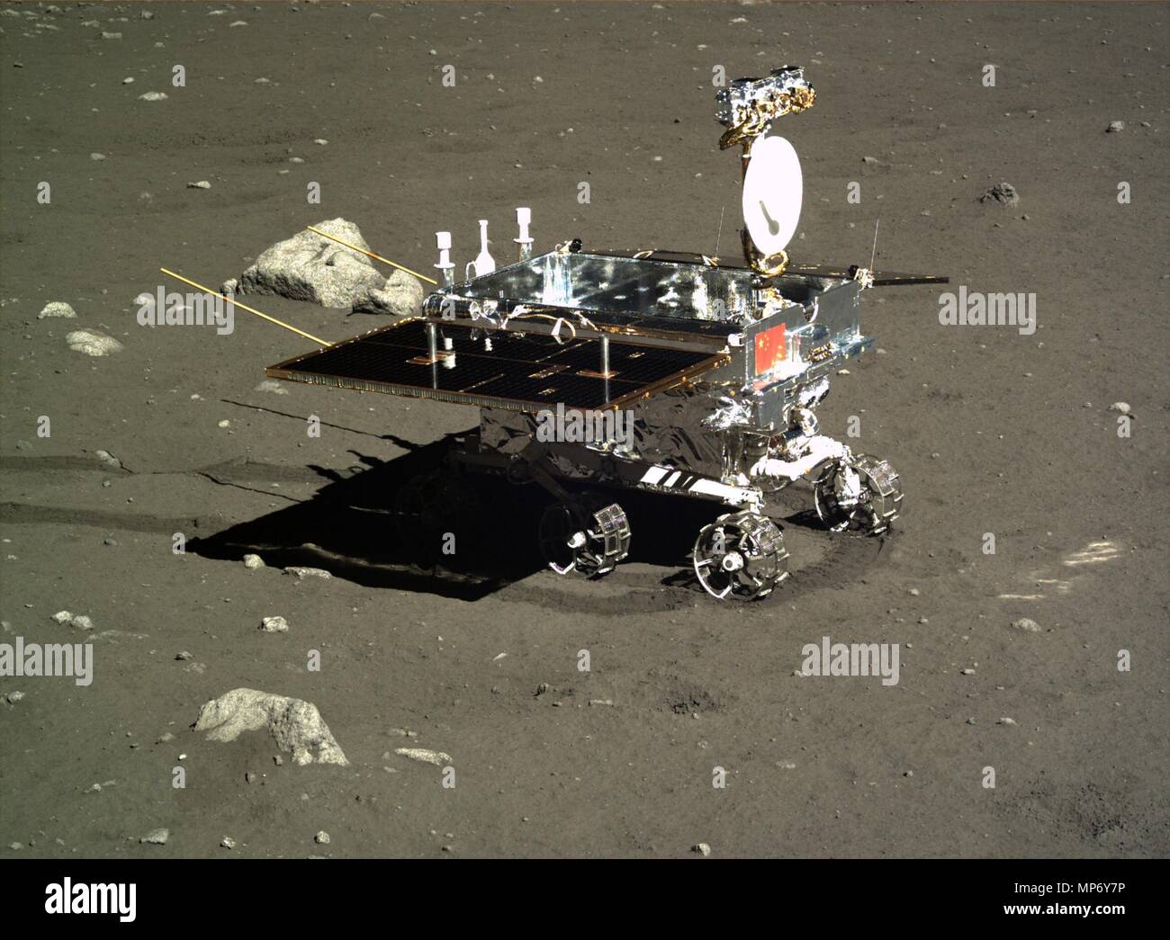 FILE: Pechino, Cina. 21 Maggio, 2018. Foto scattata da rilievi fotocamera su Chang'e-3 luna lander del 16 dicembre, 2013 mostra la luna Yutu rover durante il Chang'e-3 sonda lunare della missione del primo giorno lunare cerchio. Credito: Xinhua/Alamy Live News Credito: Xinhua/Alamy Live News Foto Stock