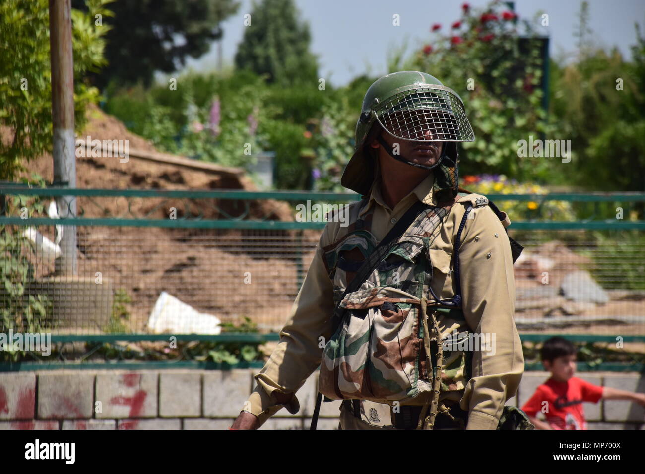 Srinagar Kashmir. 21 Maggio, 2018. Le forze indiane alert al di fuori del Martire nel cimitero Eidgah Srinagar Kashmir il lunedì per impedire la chiamata di marzo di JRL (resistenza comune di Leadership). Pesanti le forze di polizia sono state distribuite in molte parti di Srinagar come JRL ha chiamato il numero di marzo di Eidgah per commemorare la morte gli anniversari di Mirwaiz maulana Muhammad Farooq e Abdul Gani Lone. Mirwaiz Farooq è stato ucciso il 21 maggio 1990, mentre Lone è stato ucciso il 21 maggio 2002, da banditi sconosciuti. Credito: SOPA Immagini limitata/Alamy Live News Foto Stock