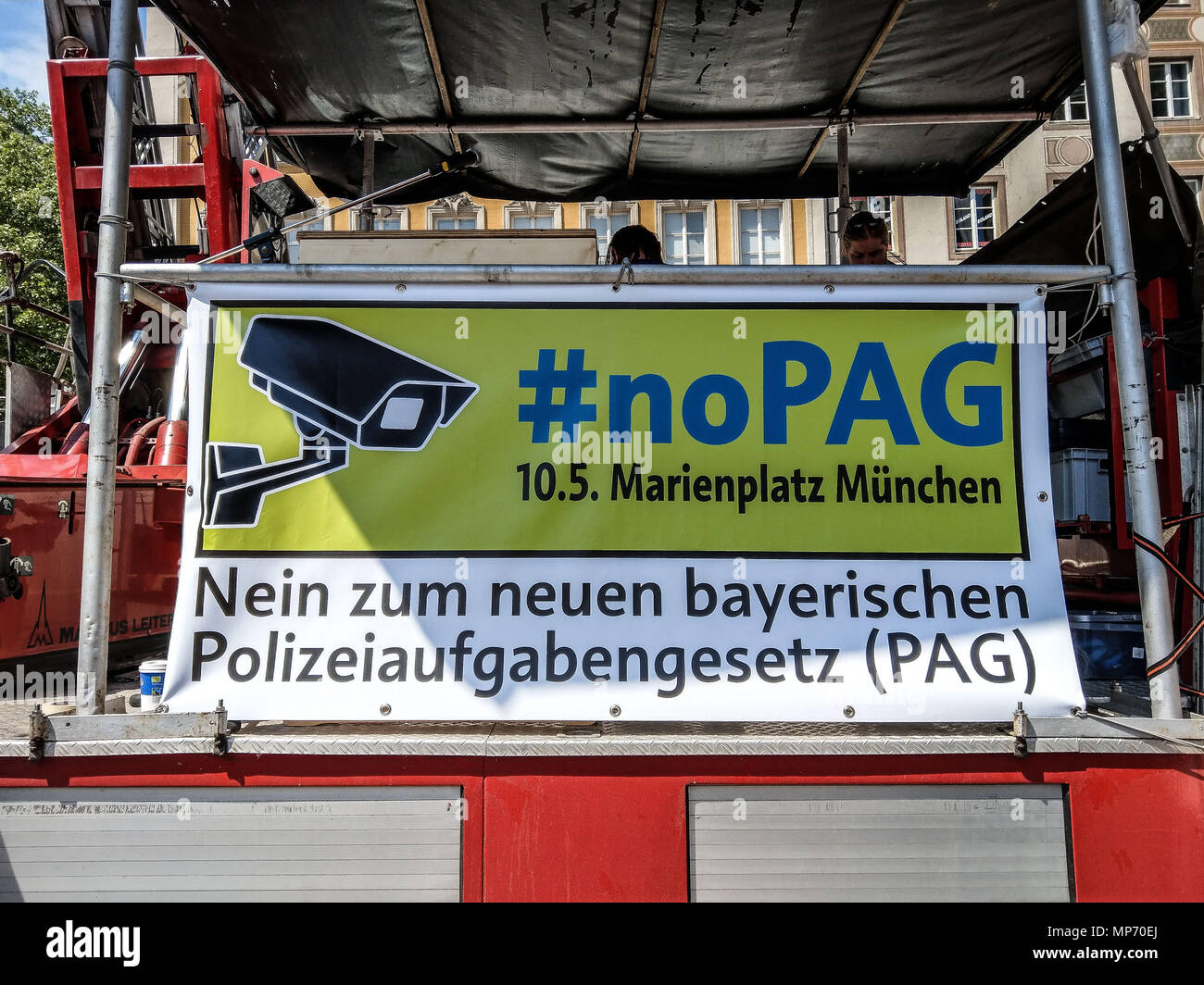 Monaco di Baviera, Germania. Il 10 maggio, 2018. Banner NoPAG dalla grande manifestazione a Marienplatz. Oltre 40.000 hanno partecipato. Credito: Sachelle Babbar/ZUMA filo/Alamy Live News Foto Stock