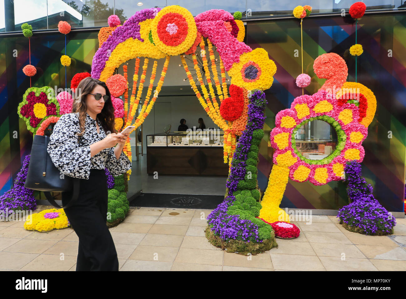 Sloane Square Londra REGNO UNITO. 21 maggio 2018. Chelsea in fiore con questo tema anni 'Summer dell'amore" è un arte floreale visualizza prodotto in associazione con la RHS Royal Horticultural Society che trasformerà molti negozi con composizioni floreali dal 21-26 MAGGIO CREDITO: amer ghazzal/Alamy Live News Foto Stock