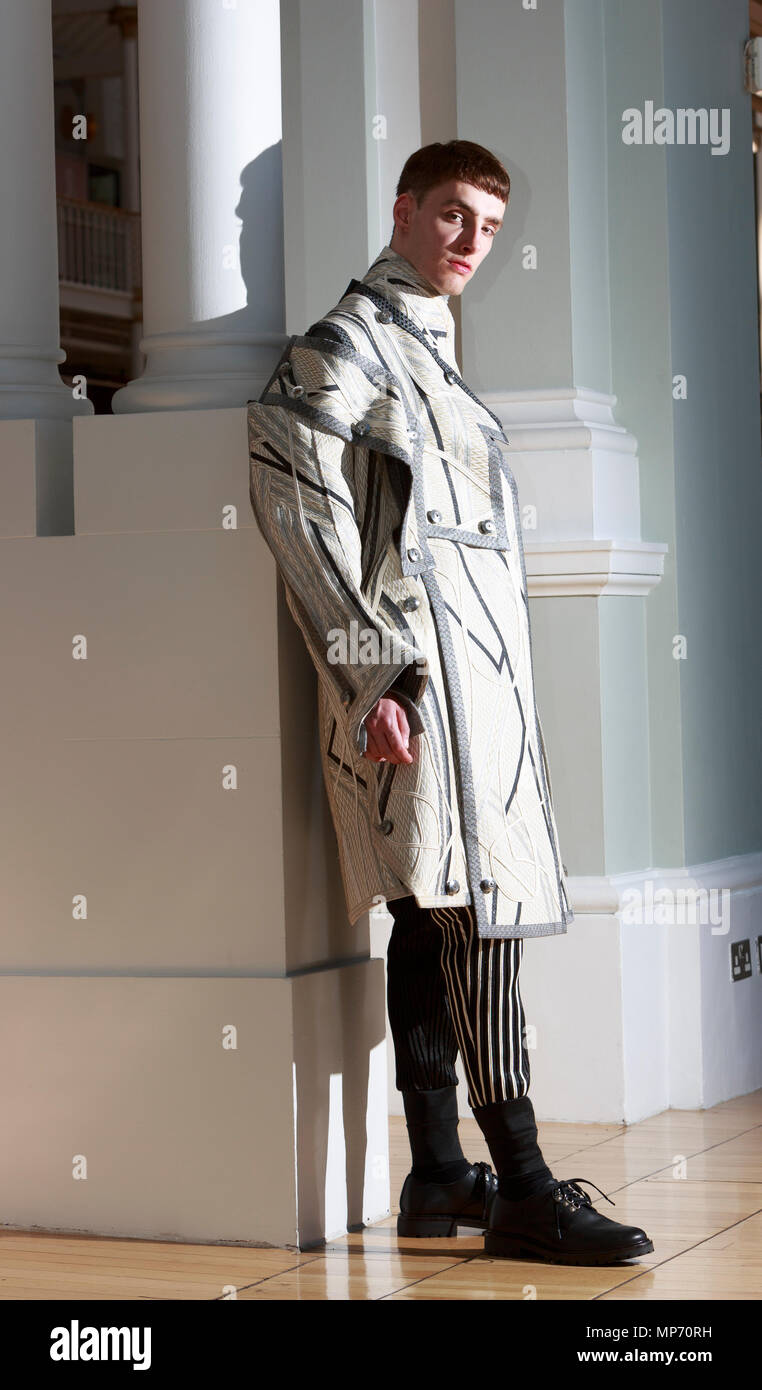 Edimburgo, Scozia. Regno Unito. Il 21 maggio 2018. Premere il tasto di chiamata al Museo Nazionale di Scozia, scultoreo progetta di rubare la mostra presso il futuristico anteprima moda da Edimburgo studente universitario. Voluminoso di strati di PVC rosso, centinaia di gelatinoso fascette per cavi e una matrice di cristalli di Swarovski visualizzerà Università di Edimburgo vetrina di moda questo venerdì. Il modello raffigurato Matthew Scott design by Rhys McKenna. Pak@ Mera/Alamy Live News Foto Stock