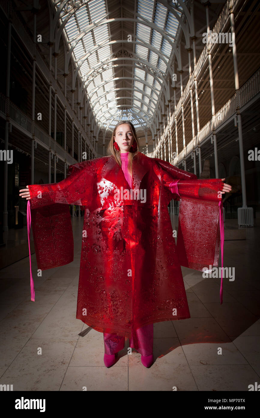 Edimburgo, Scozia. Regno Unito. Il 21 maggio 2018. Premere il tasto di chiamata al Museo Nazionale di Scozia, scultoreo progetta di rubare la mostra presso il futuristico anteprima moda da Edimburgo studente universitario. Voluminoso di strati di PVC rosso, centinaia di gelatinoso fascette per cavi e una matrice di cristalli di Swarovski visualizzerà Università di Edimburgo vetrina di moda questo venerdì. Modello di agnello Chloe design by Maddy Stringer. Pak@ Mera/Alamy Live News Foto Stock