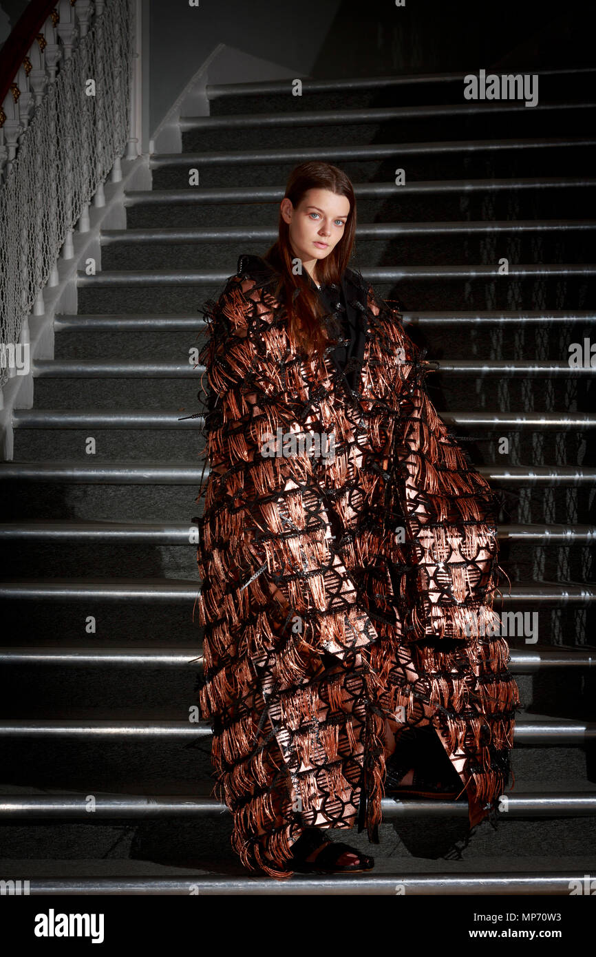 Edimburgo, Scozia. Regno Unito. Il 21 maggio 2018. Premere il tasto di chiamata al Museo Nazionale di Scozia, scultoreo progetta di rubare la mostra presso il futuristico anteprima moda da Edimburgo studente universitario. Voluminoso di strati di PVC rosso, centinaia di gelatinoso fascette per cavi e una matrice di cristalli di Swarovski visualizzerà Università di Edimburgo vetrina di moda questo venerdì. Rachel Flett design by Aurelie Fontan. Pak@ Mera/Alamy Live News Foto Stock