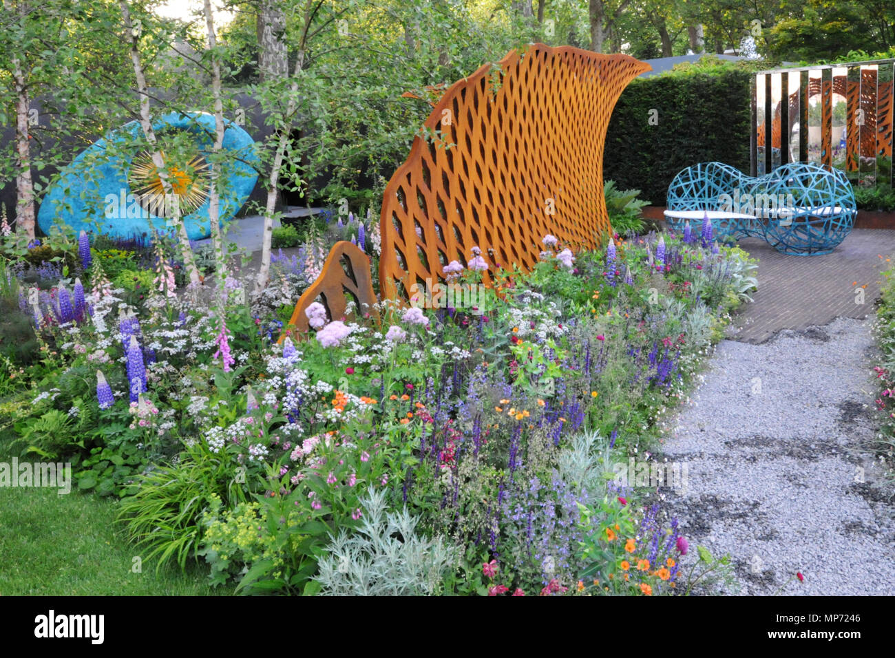 Londra, Regno Unito. 21 maggio 2018. Il David Harbor e Savills Giardino (progettata da Nic Howard), uno dei più belli ed eleganti giardini mostra sul display a 2018 RHS Chelsea Flower Show che si è aperto oggi in 11 acri di giardini del Royal Hospital Chelsea, Londra, Regno Unito. Il giardino è stato progettato in modo da provocare la riflessione sull'uomo della sua interazione con il loro ambiente nel tempo e di prendere il visitatore in un viaggio teatrale di trasformazione. Credito: Michael Preston/Alamy Live News Foto Stock