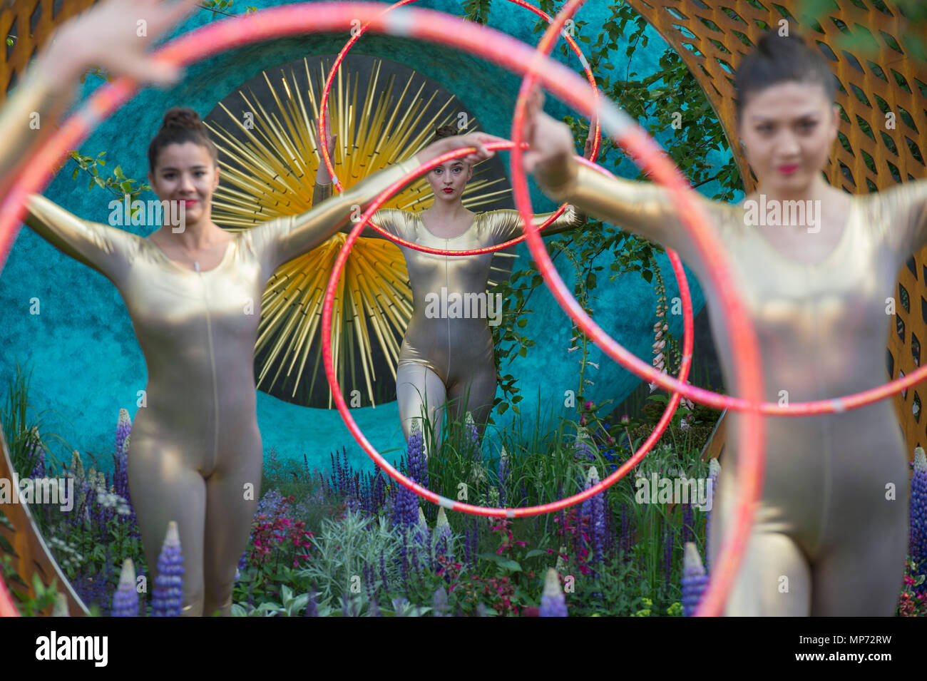 Royal Hospital Chelsea, Londra, Regno Unito. 21 Maggio, 2018. Premere il tasto giorno per la RHS Chelsea Flower Show 2018. Foto: Team GB ginnastica ritmica Squad eseguire un coinvolgente e visualmente eccitante viaggio attraverso il David Harbor e Savills Visualizza giardino. Credito: Malcolm Park/Alamy Live News. Foto Stock