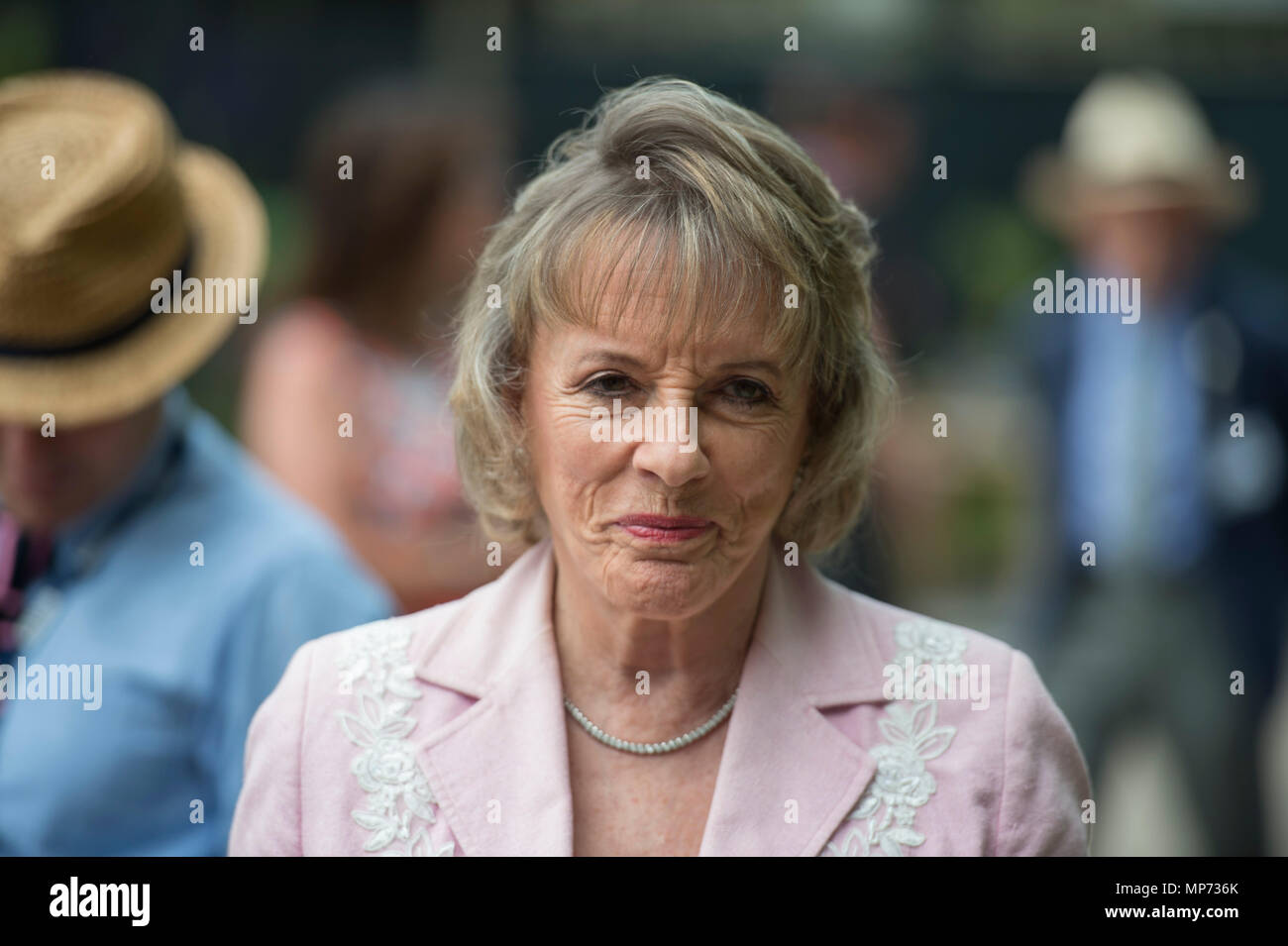 Royal Hospital Chelsea, Londra, Regno Unito. 21 Maggio, 2018. Premere il tasto giorno per la RHS Chelsea Flower Show 2018. Foto: TV personality e fondatore e presidente di Childline, Dame Esther Rantzen sul Morgan Stanley giardino per la NSPCC. Credito: Malcolm Park/Alamy Live News. Foto Stock