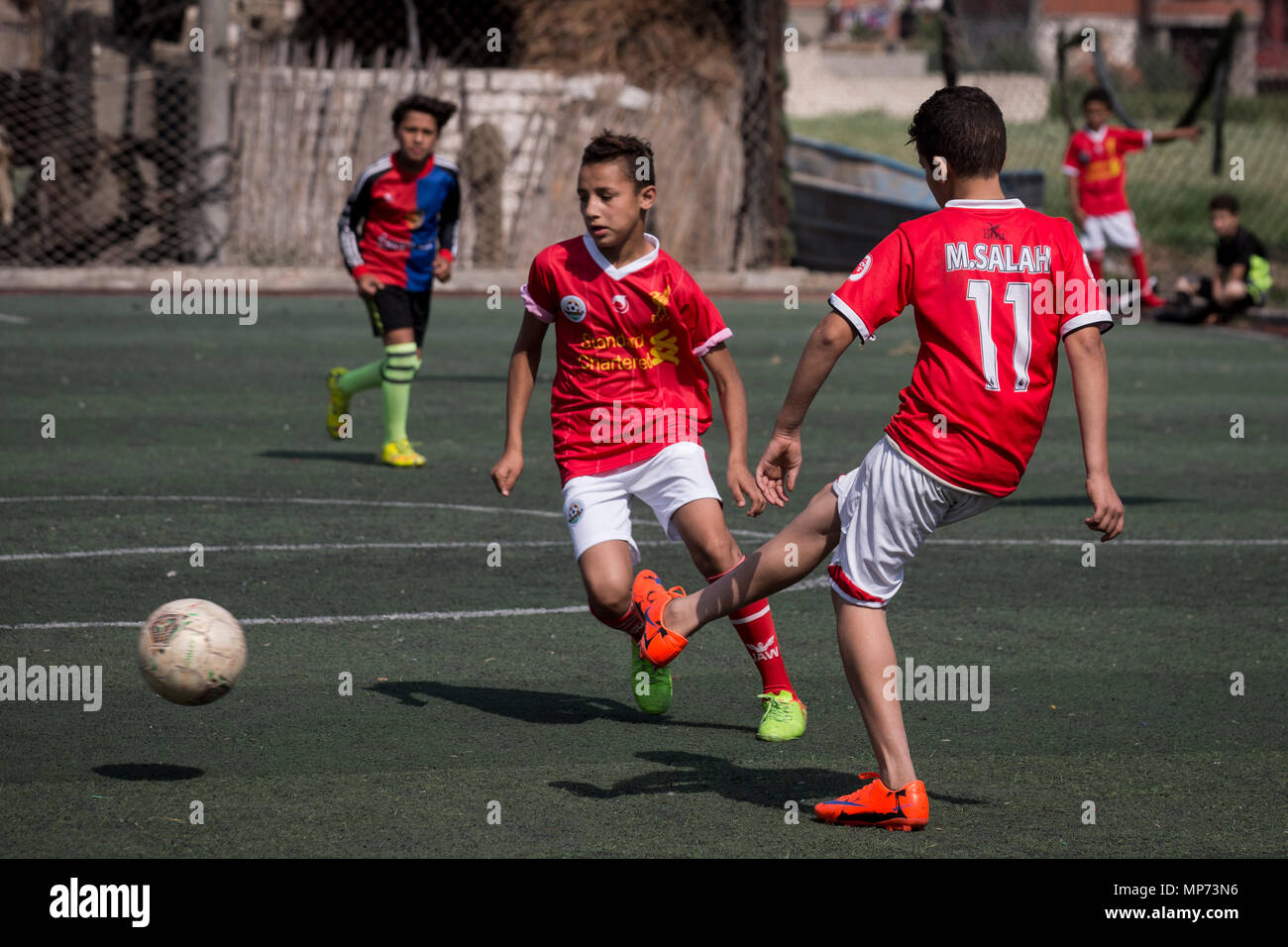 Gharbia, Egitto. 13 Maggio, 2018. Un'immagine resa disponibile il 21 maggio  mostra un ragazzo egiziano, indossando la maglia di Liverpool Mohamed Salah,  praticare il calcio a un campo, presso l'Egiziano star home