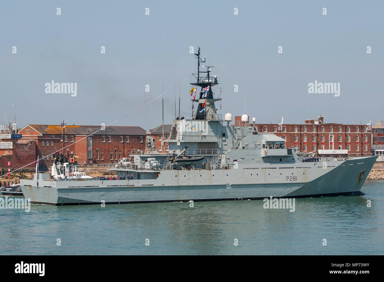 Portsmouth, Regno Unito. 21 Maggio, 2018. HMS Tyne un British Royal Navy (lotto 1) Fiume Offshore Classe nave pattuglia restituiti alla porta per eventualmente il tempo finale di streaming di disattivazione di gagliardetto. Credito: Neil Watkin / Alamy Live News Foto Stock