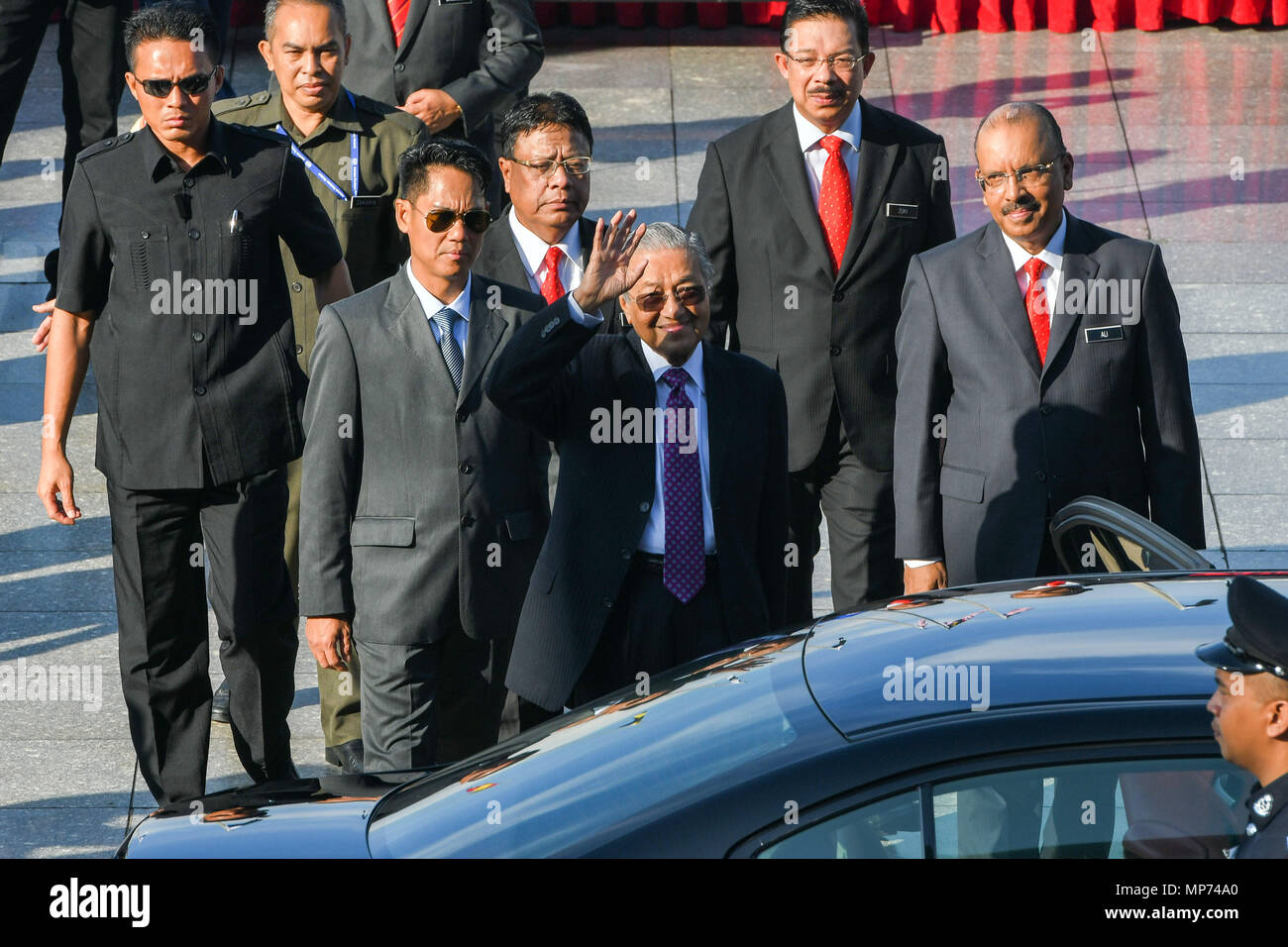 Kuala Lumpur, Malesia. 21 Maggio, 2018. Primo Ministro malaysiano Mahathir Mohamad (anteriore) lascia dopo aver affrontato i funzionari all'Ufficio del Primo ministro in Putrajaya, Malesia, 21 maggio 2018. Elementi di nucleo del gabinetto guidato dal neo eletto primo ministro malaysiano Mahathir Mohamad hanno giurato di lunedì, come l'92-anno-vecchio leader giurò di ripristinare la vecchia gloria del paese. Credito: Chong Voon Chung/Xinhua/Alamy Live News Foto Stock