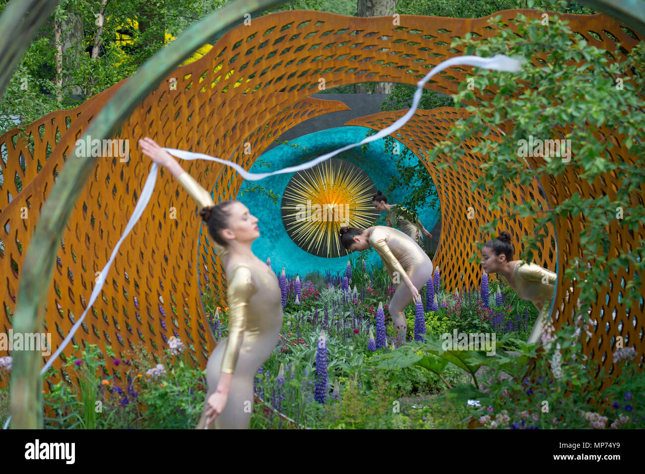 Royal Hospital Chelsea, Londra, Regno Unito. 22 Maggio, 2018. Premere il tasto giorno per la RHS Chelsea Flower Show 2018. Foto: Team GB ginnastica ritmica Squad eseguire un coinvolgente e visualmente eccitante viaggio attraverso il David Harbor e Savills Visualizza giardino. Credito: Malcolm Park/Alamy Live News. Foto Stock