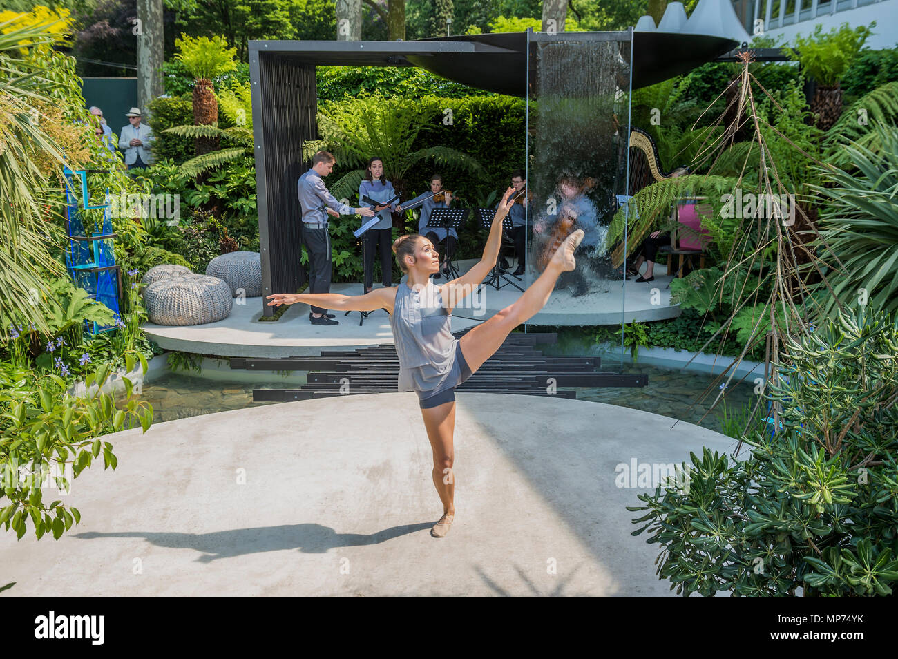 Londra, Regno Unito. 21 maggio 2018. Constella Opera balletto eseguire un pezzo unico entro il VTB Capital spirito di Cornovaglia giardino, progettato da Stuart Charles Towner e ispirato il lavoro dello scultore Barbara Hepworth con la musica del compositore Leo Geyer - Premere Giorno della RHS Chelsea Flower Show presso il Royal Hospital Chelsea. Credito: Guy Bell/Alamy Live News Foto Stock