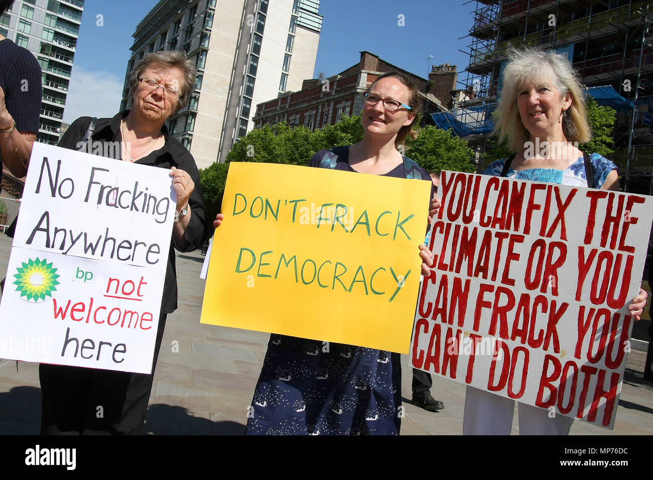 Manchester, Lancashire, Regno Unito. 21 Maggio, 2018. Tre manifestanti tenere cartelloni, uno che legge ''BP non benvenuto qui'' a una dimostrazione al di fuori della società BP's AGM per evidenziare gli aspetti ambientali e gli abusi dei diritti umani BP è colpevole di in America Latina.manifestanti radunati a Manchester in Inghilterra settentrionale della domanda di protezione ambientale da grandi compagnie petrolifere. Credito: Andrew Mccoy SOPA/images/ZUMA filo/Alamy Live News Foto Stock