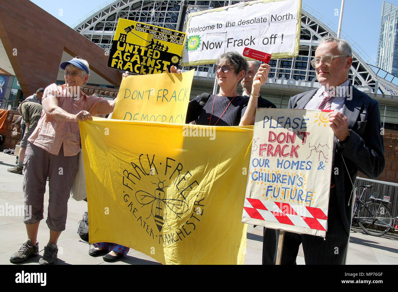 Manchester, Lancashire, Regno Unito. 21 Maggio, 2018. Tre manifestanti tenere cartelli uno che legge ''Benvenuti alla desolazione del Nord. Ora Frack Off'''' a una dimostrazione al di fuori della società BP's AGM per evidenziare gli aspetti ambientali e gli abusi dei diritti umani BP è colpevole di in America latina e per protestare contro il governo del Regno Unito hanno Fracking politiche nel Regno Unito.I dimostranti si sono riuniti a Manchester in Inghilterra settentrionale della domanda di protezione ambientale da grandi compagnie petrolifere. Credito: Andrew Mccoy SOPA/images/ZUMA filo/Alamy Live News Foto Stock