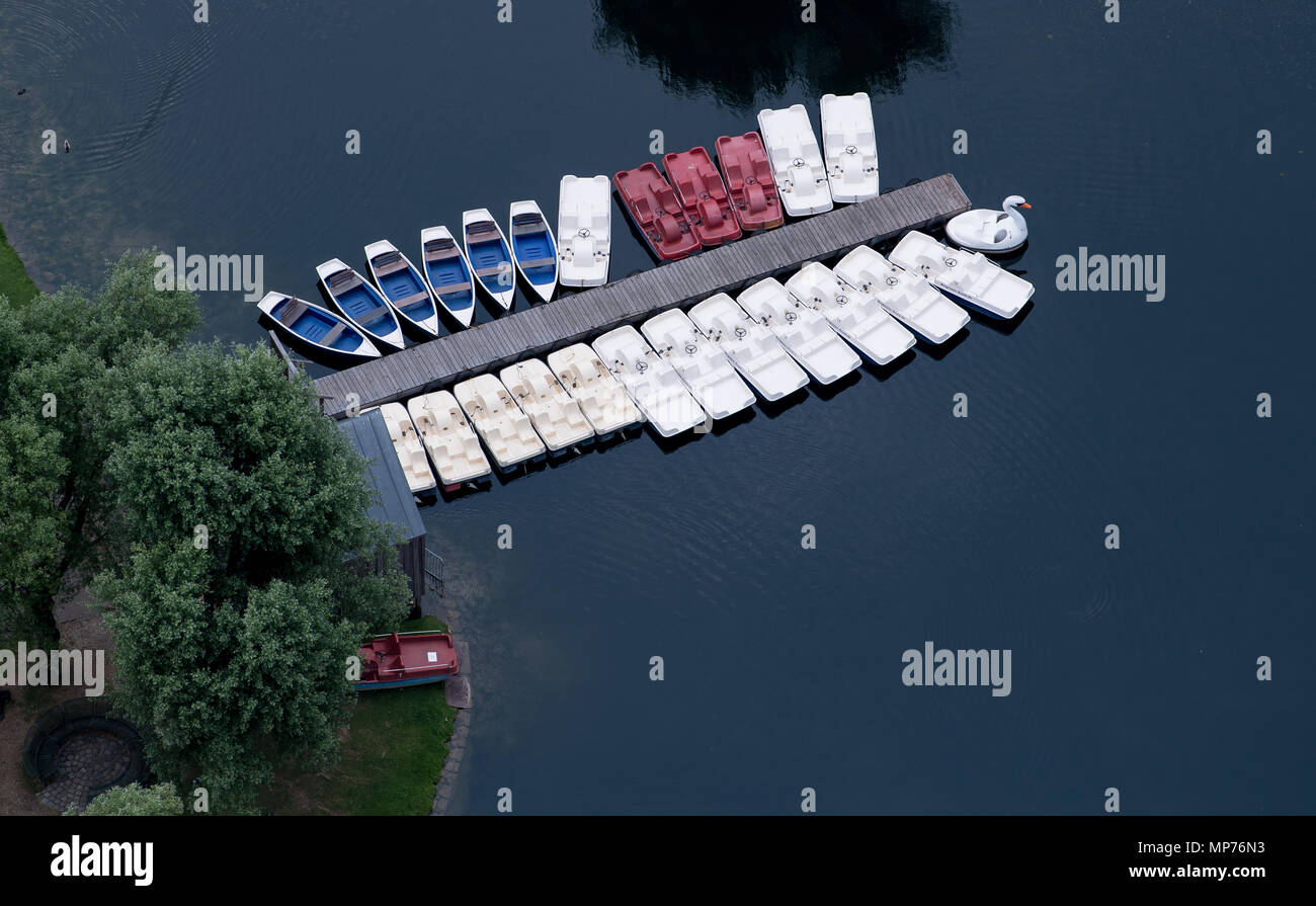 15 maggio 2018, Germania, Monaco di Baviera: pedalò e barche a remi un pontile sul lago Olimpico di Monaco di Baviera (antenna shot prese con un drone). Foto: Sven Hoppe/dpa Foto Stock