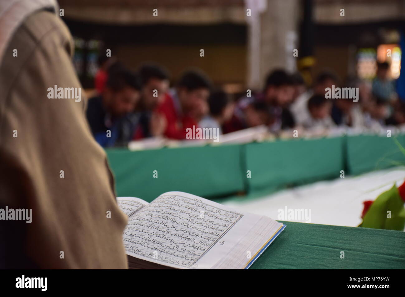 I musulmani del Kashmir recitare Al-Quran durante il Khatam Al-Quran cerimonia in una moschea, lunedì 5° Ramadan, in Srinagar capitale estiva del Kashmir indiano. L Islam è più sacro mese del Ramadan è un periodo di intensa preghiera, alba a digiuno al tramonto e feste serali. Khatam Al-Quran è una cerimonia normalmente tenuti dai musulmani per la fine del Ramadan. L osservanza segna il completamento della lettura del 30 capitoli (Juzuk) dell'Al-Quran. Foto Stock