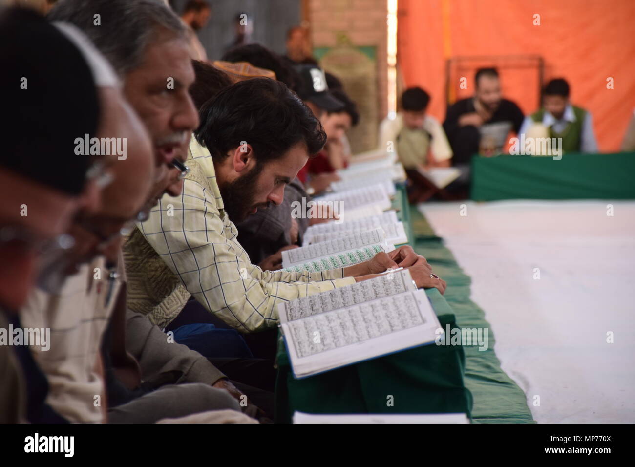 I musulmani del Kashmir recitare Al-Quran durante il Khatam Al-Quran cerimonia in una moschea, lunedì 5° Ramadan, in Srinagar capitale estiva del Kashmir indiano. L Islam è più sacro mese del Ramadan è un periodo di intensa preghiera, alba a digiuno al tramonto e feste serali. Khatam Al-Quran è una cerimonia normalmente tenuti dai musulmani per la fine del Ramadan. L osservanza segna il completamento della lettura del 30 capitoli (Juzuk) dell'Al-Quran. Foto Stock